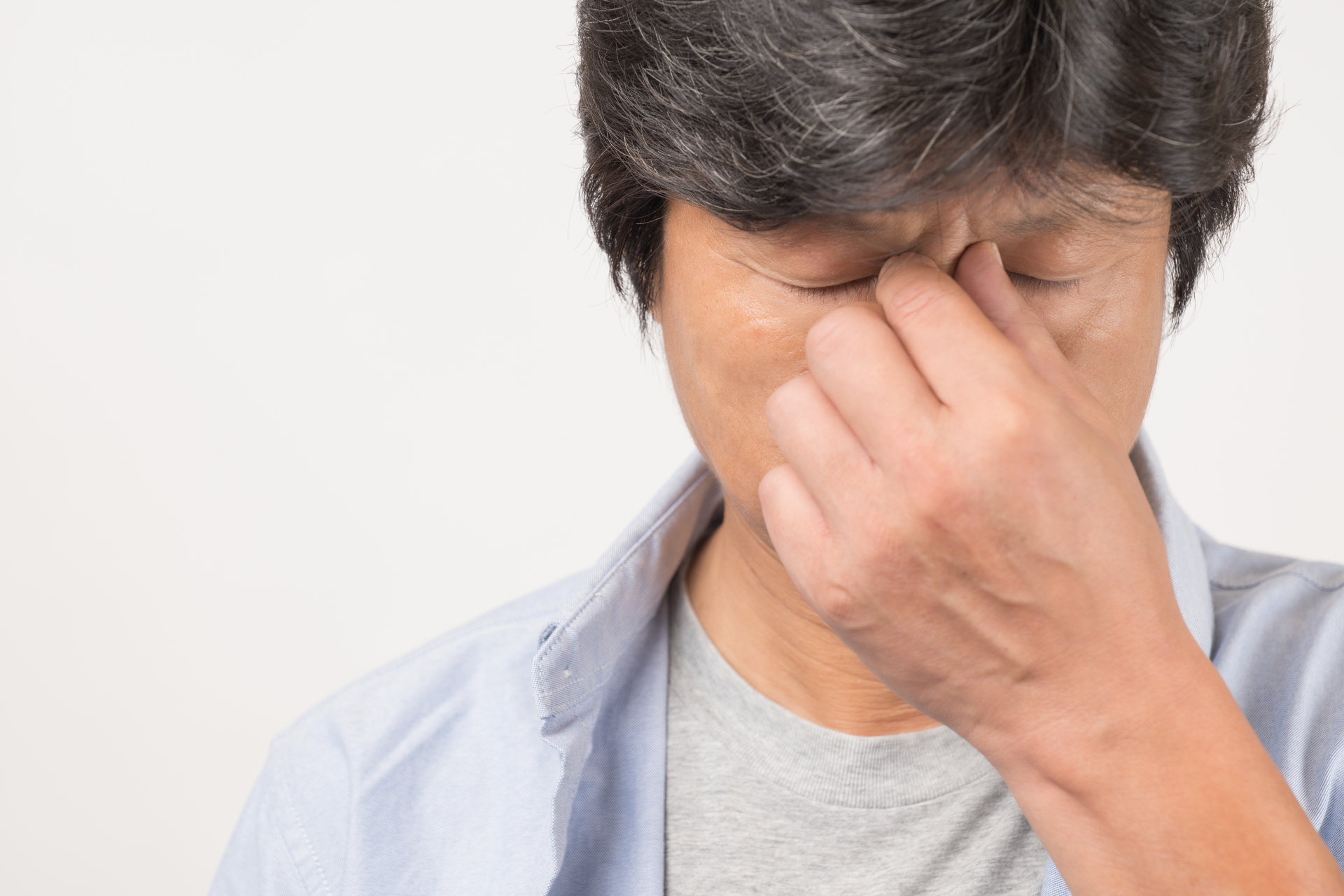 泣く男性