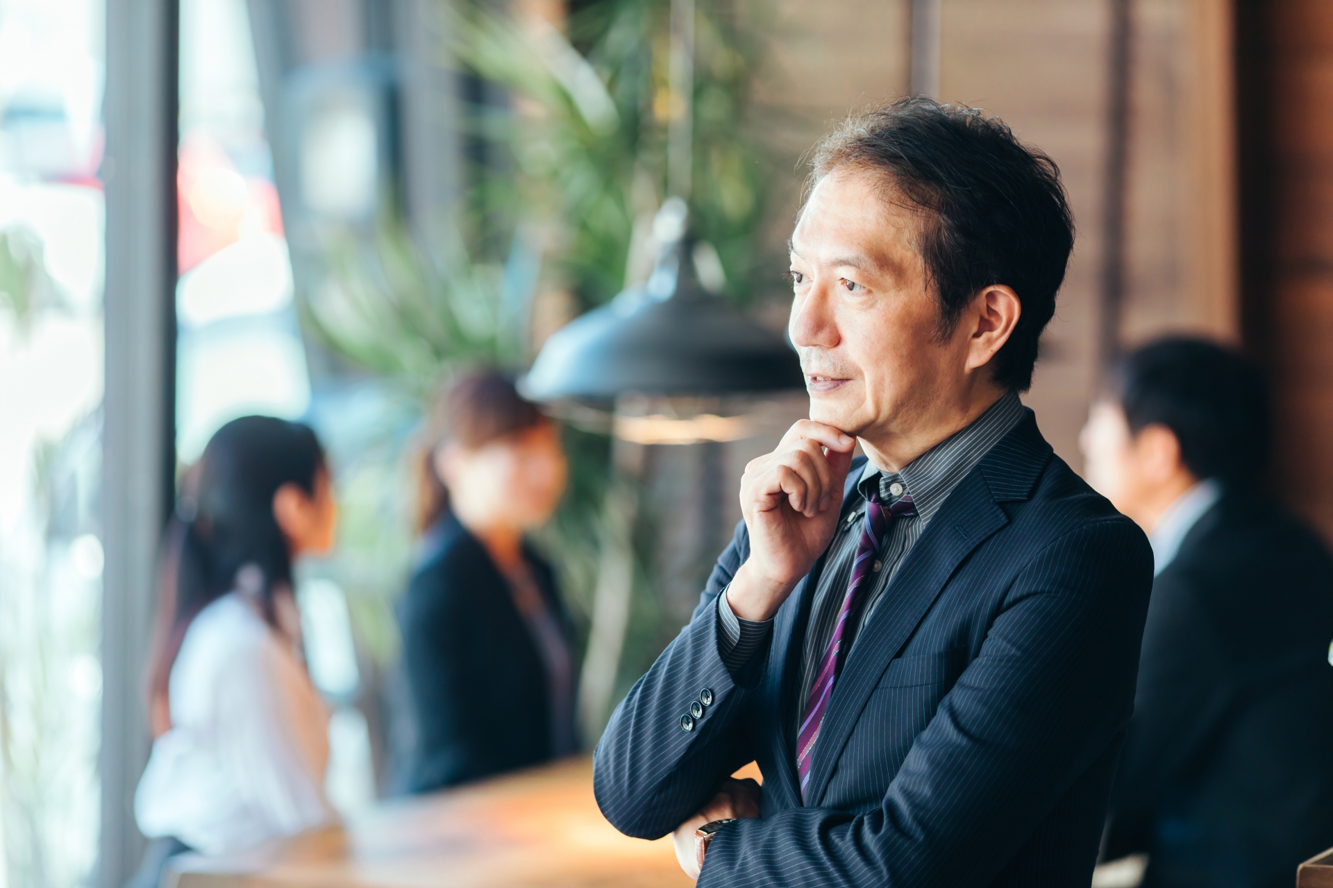 考えるシニアの男性