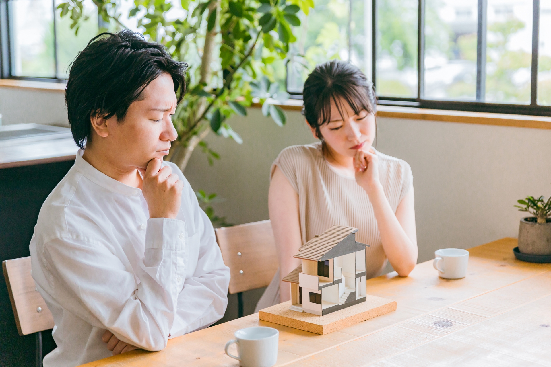 住宅模型を見る若い夫婦