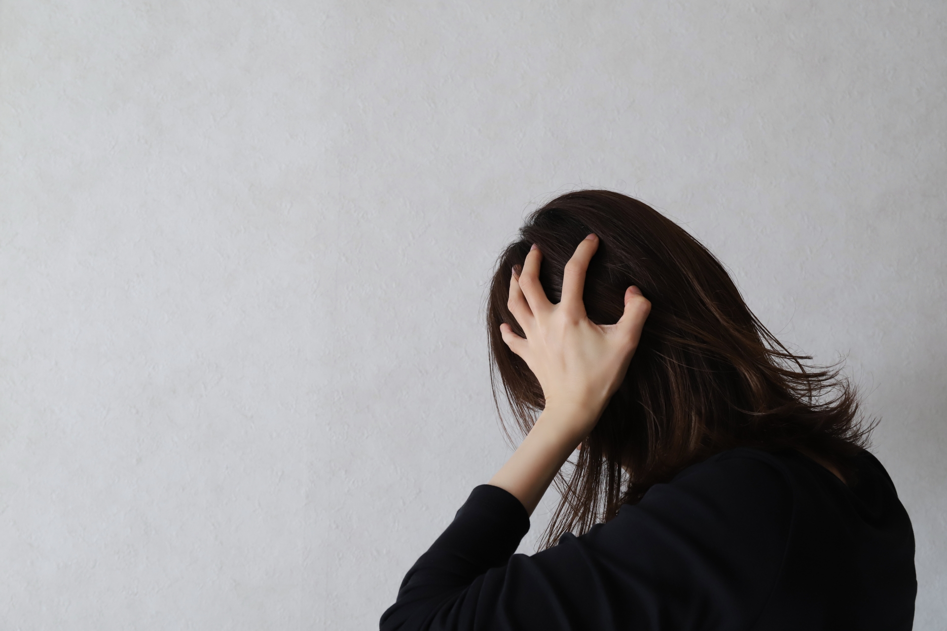 頭を抱える女性