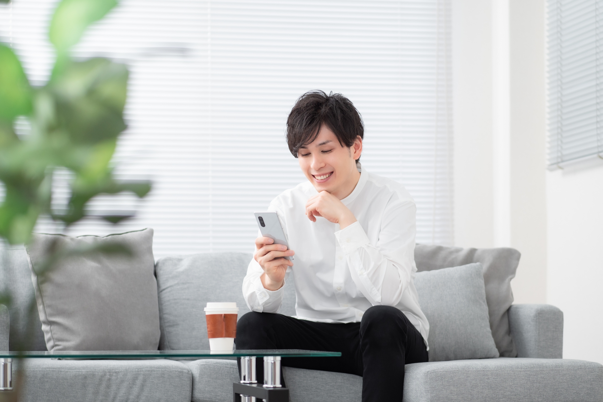 スマホを操作する男性のイメージ