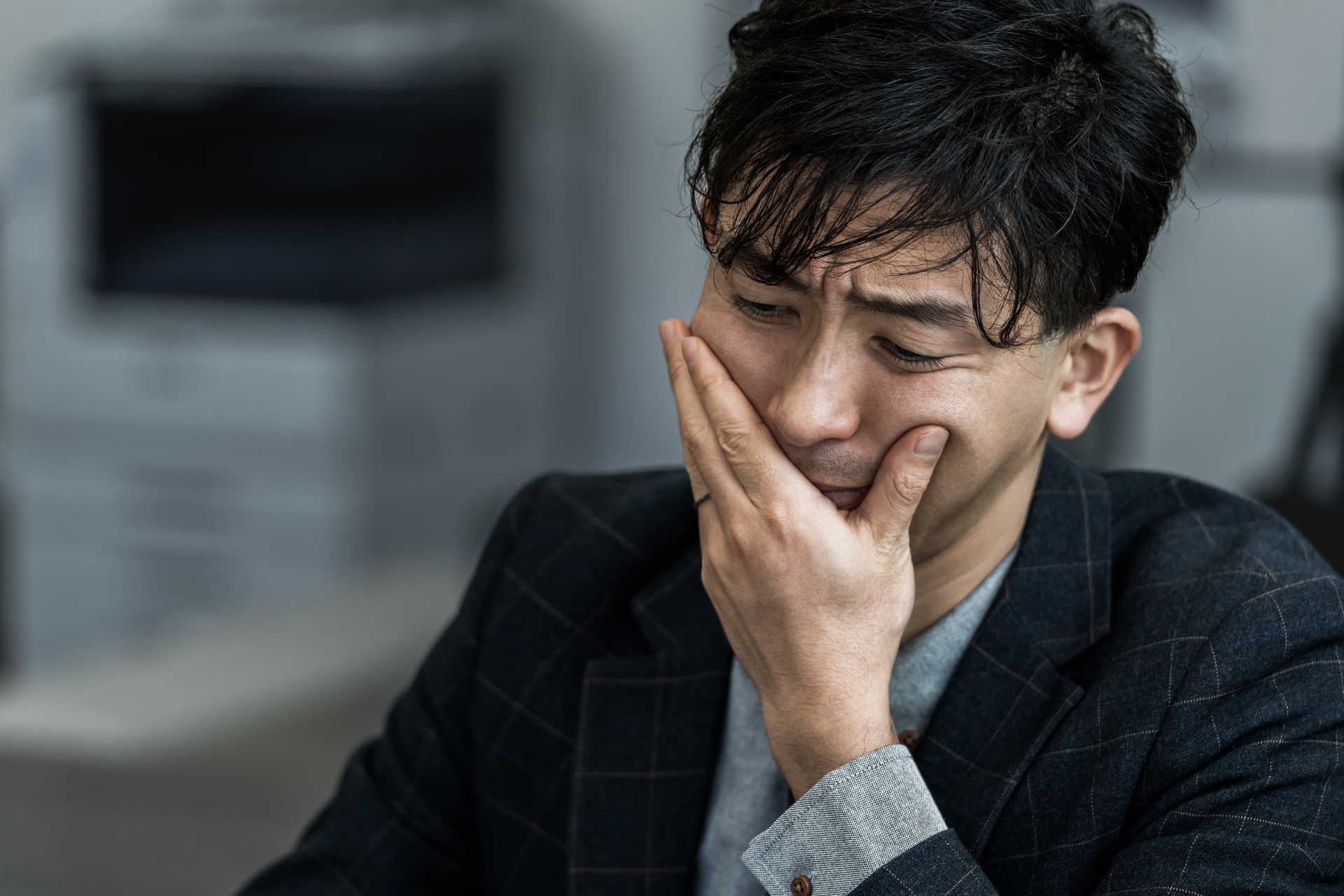 途方に暮れる男性