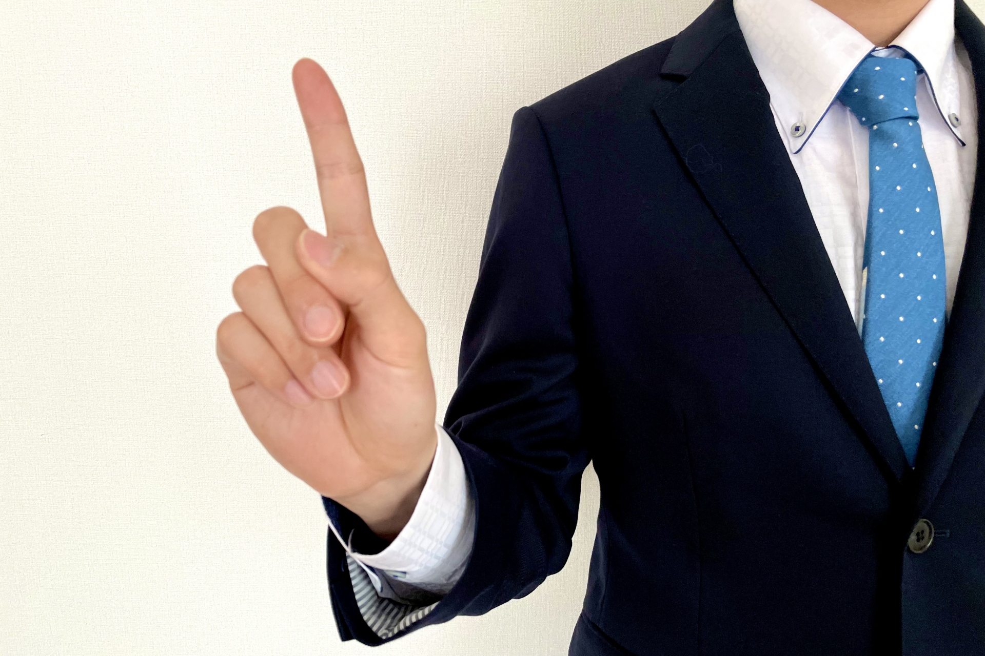 人差し指を立てる男性