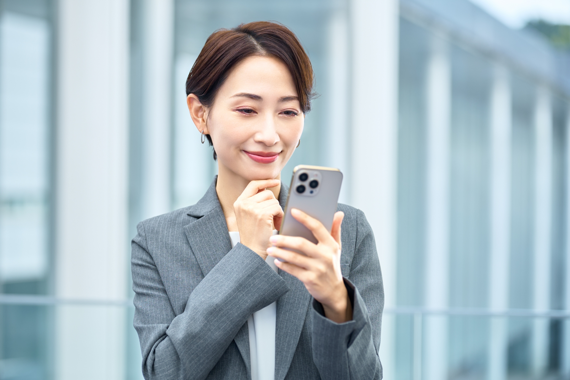 スマホを見る女性