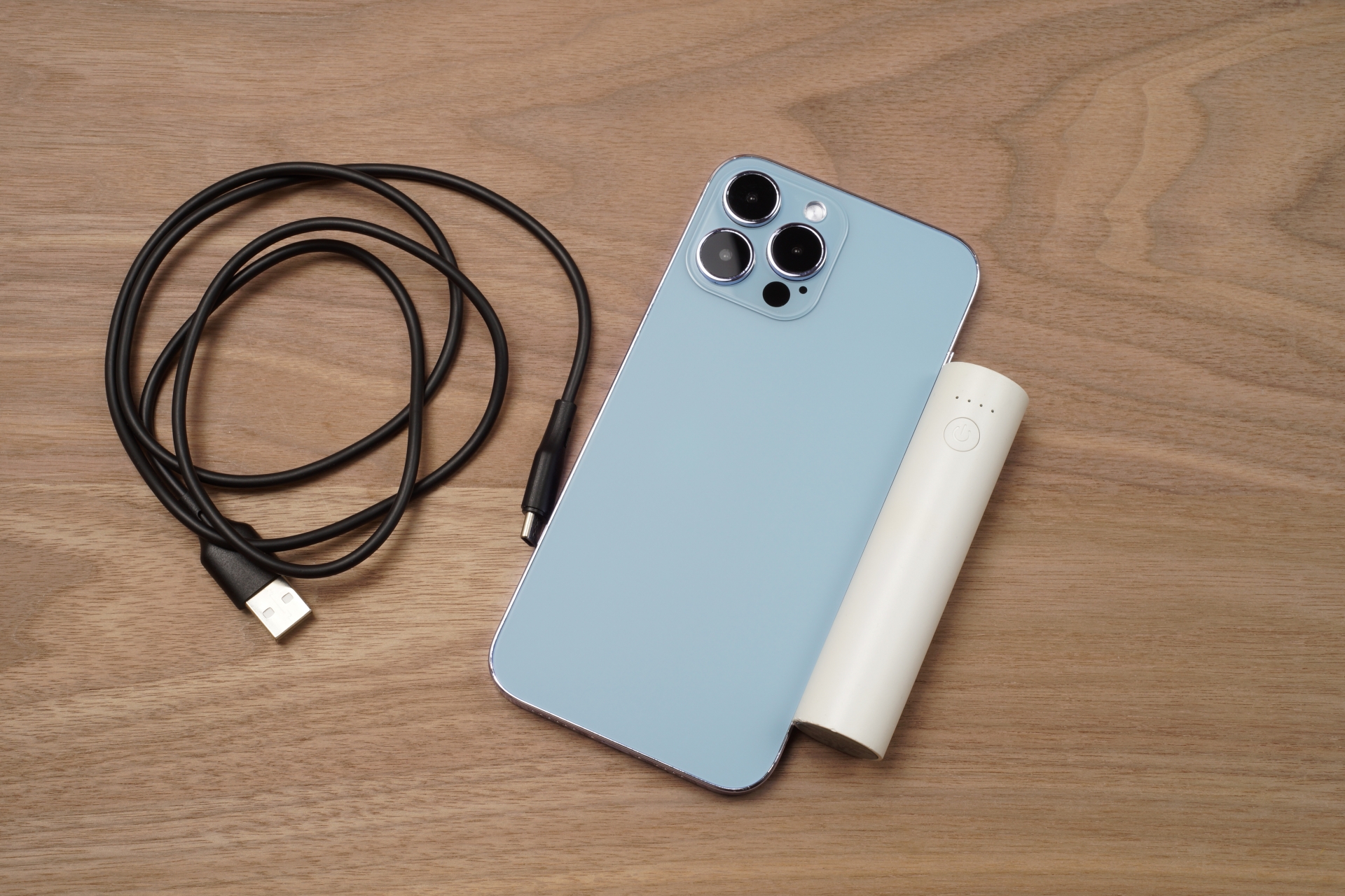 スマホと充電ケーブルとモバイルバッテリー