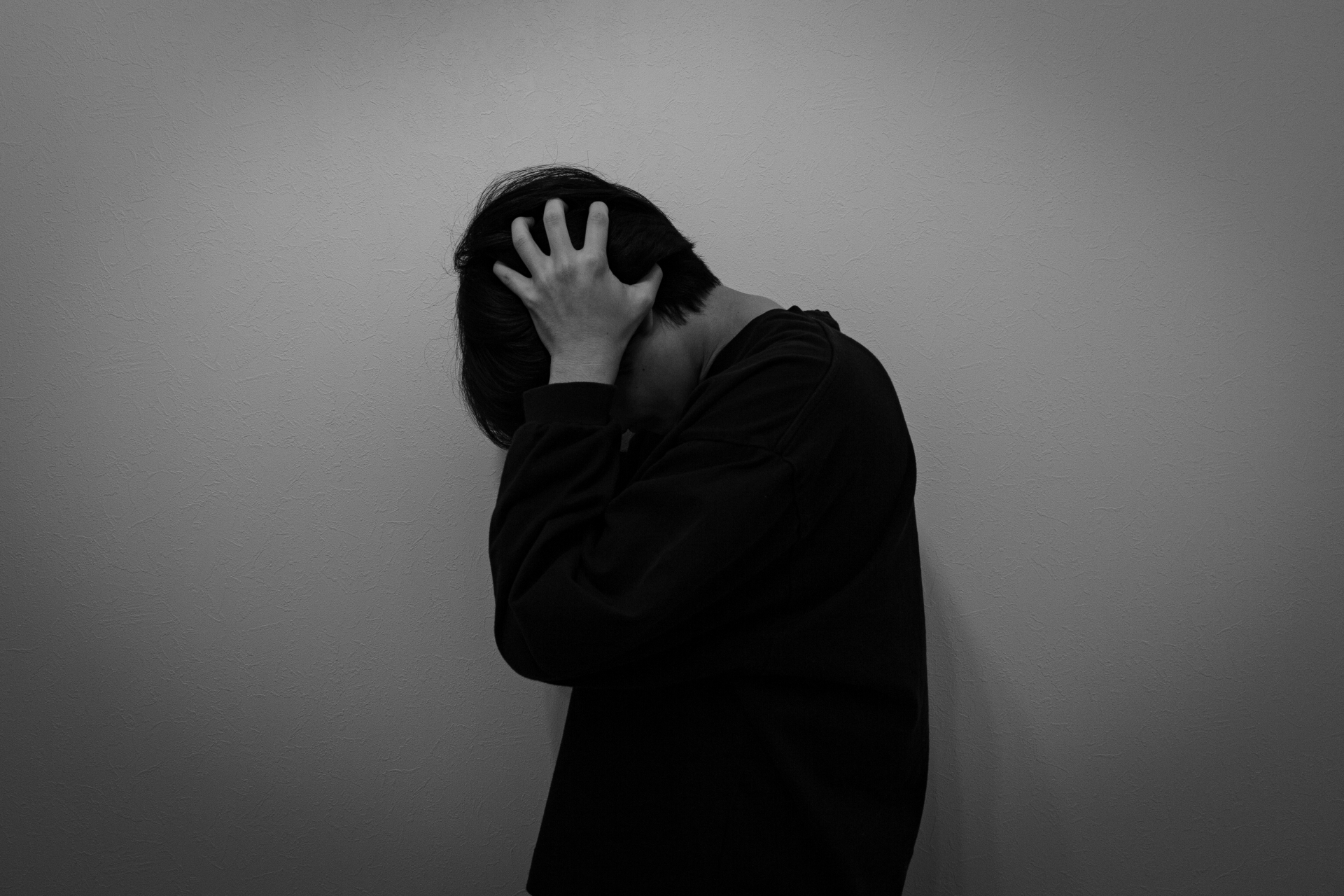 頭を抱える人