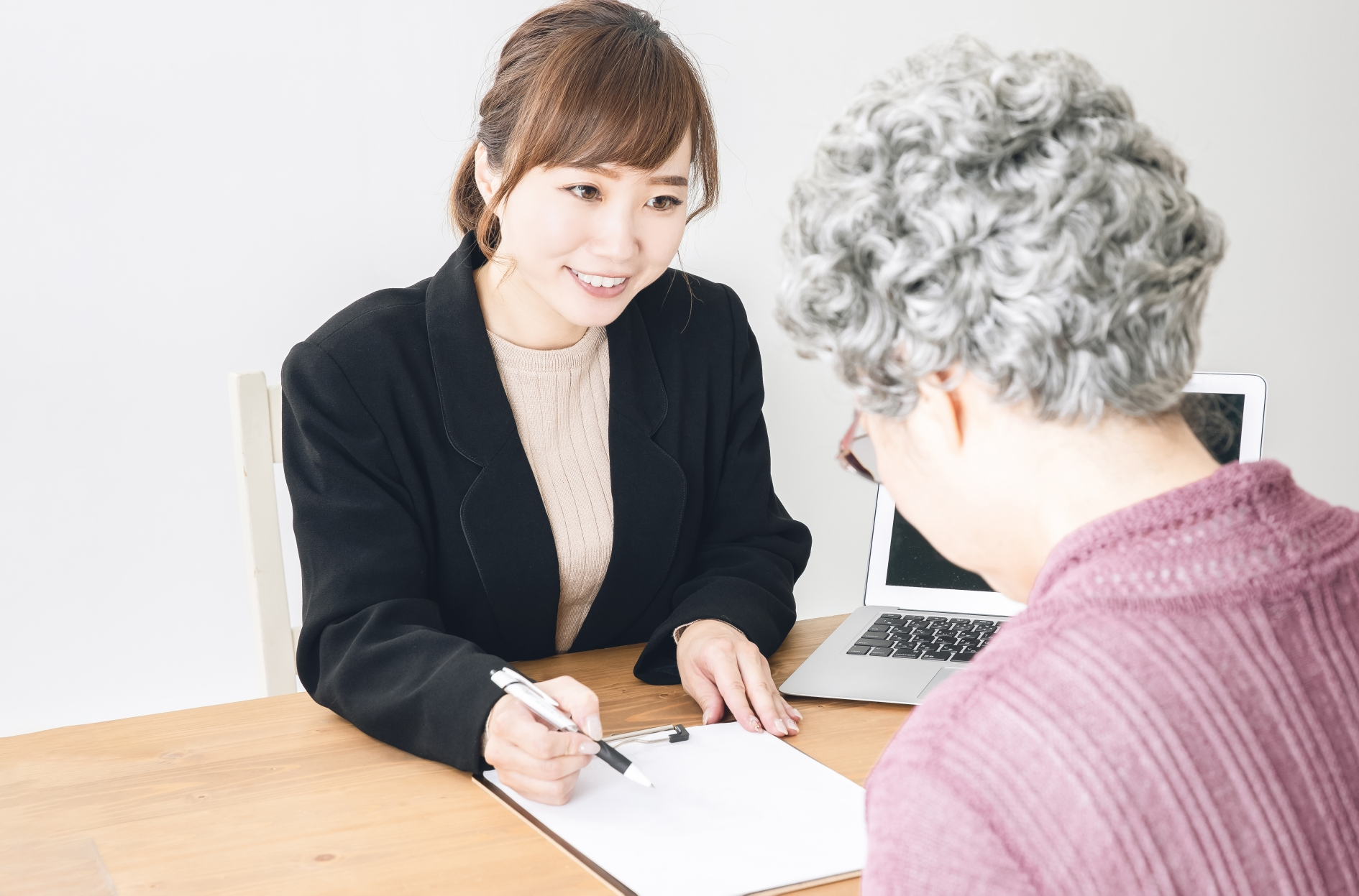 説明を受ける女性