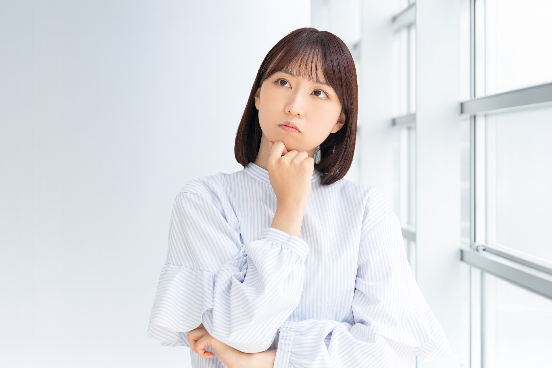首をかしげる女性