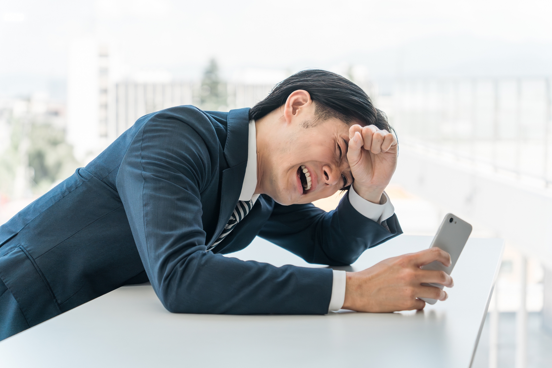 激しく落ち込む男性