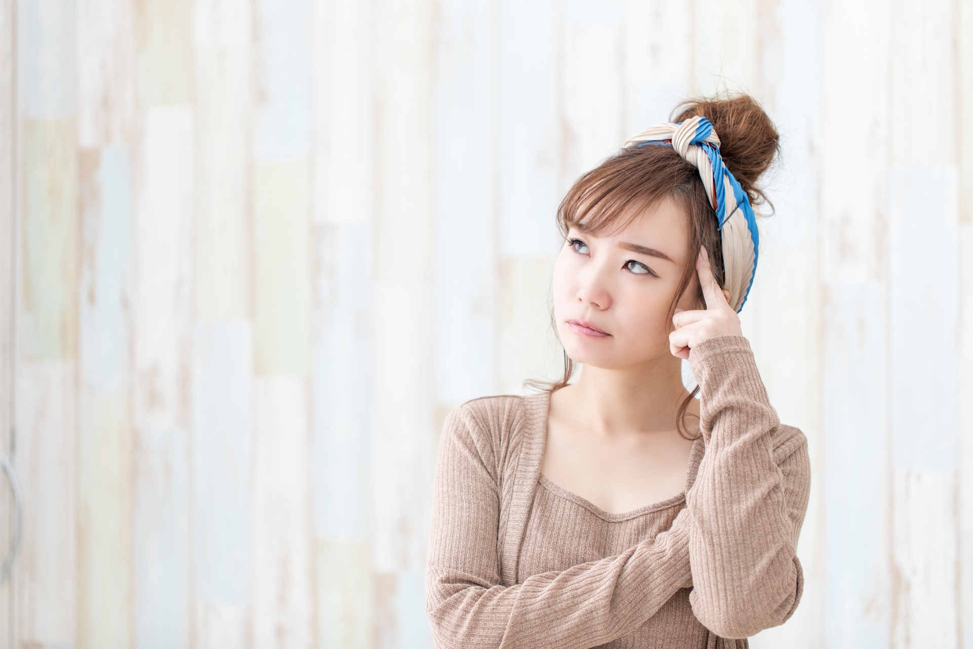 考え事をしている女性