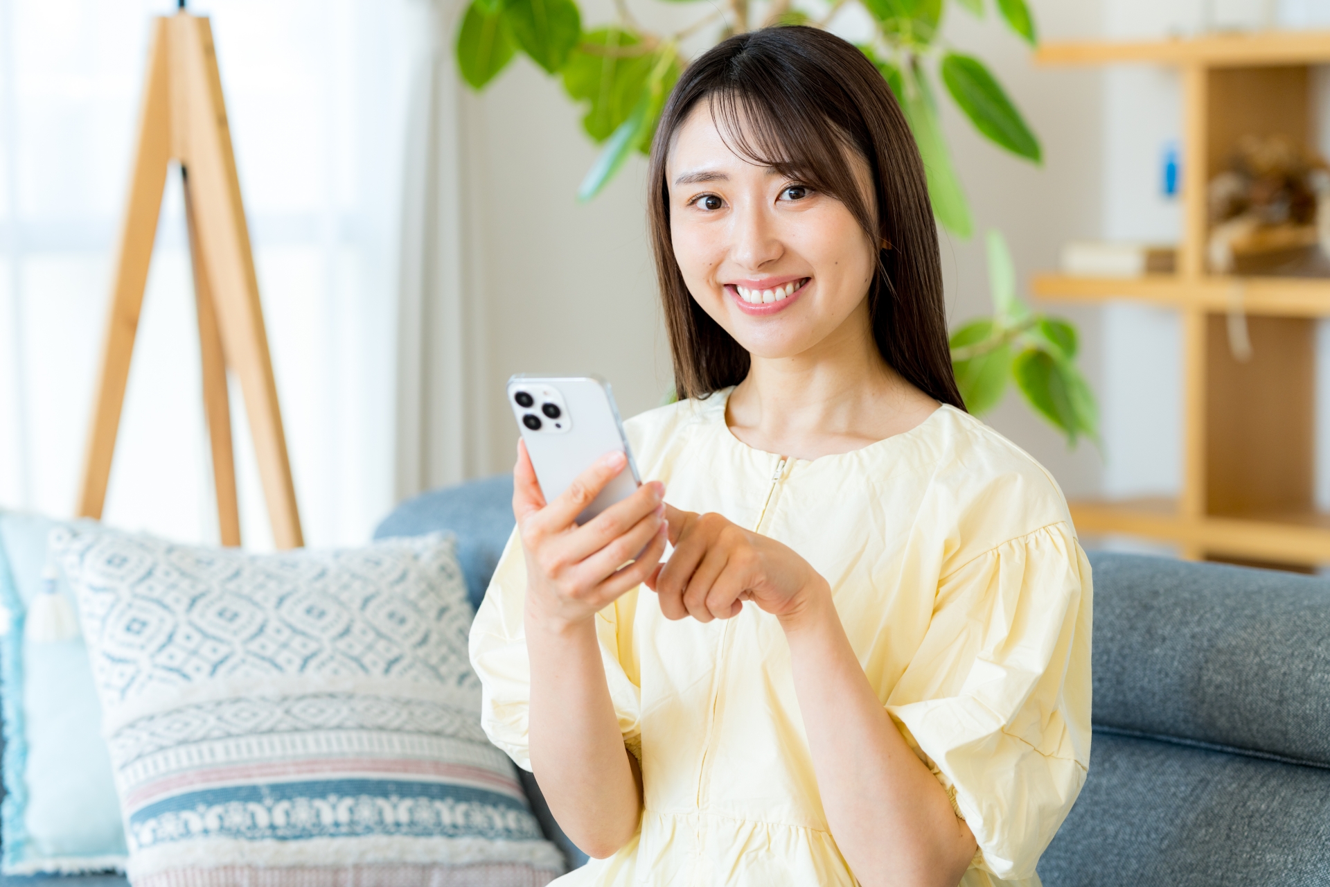 スマホを操作する女性