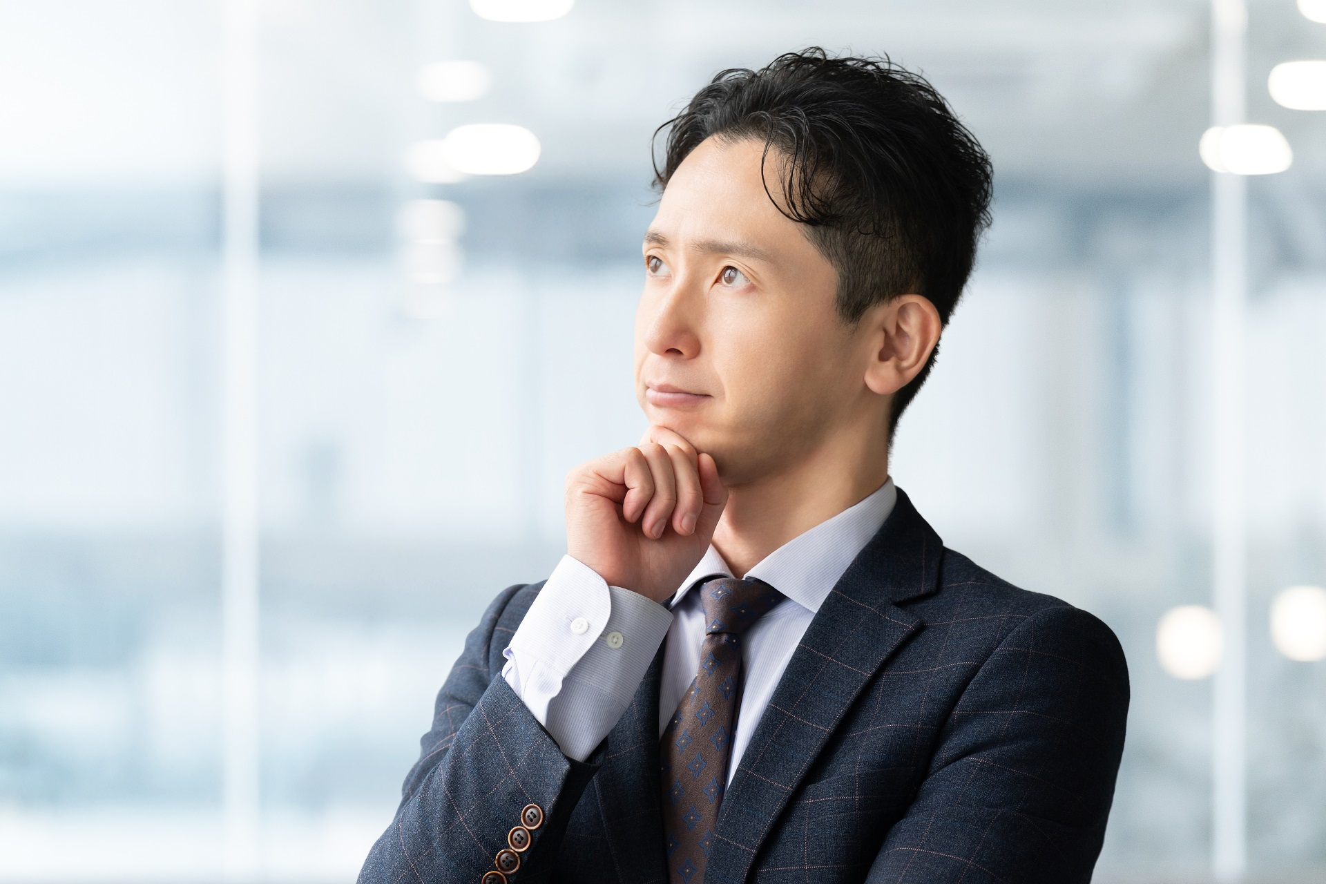 考えている男性