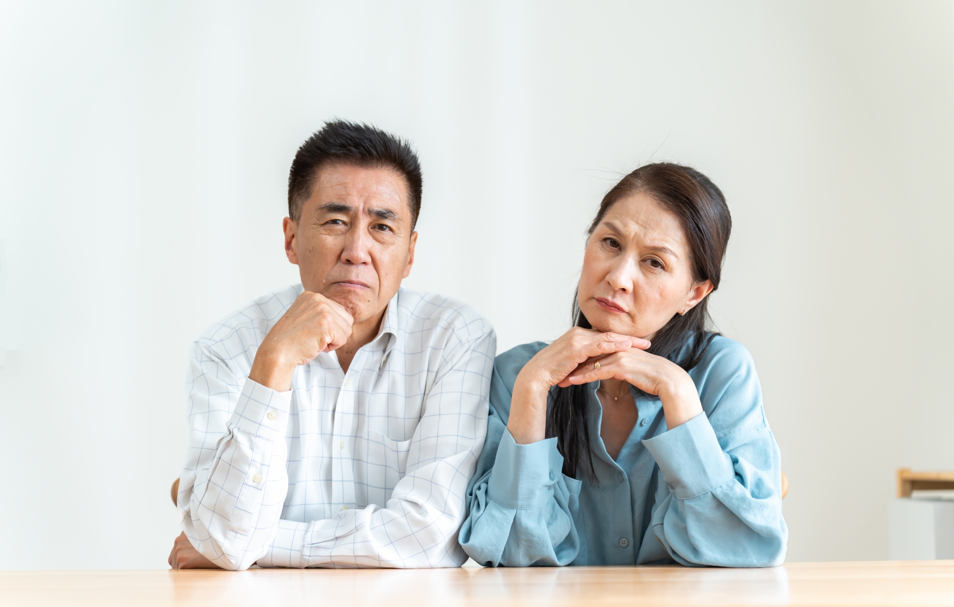 考える老夫婦