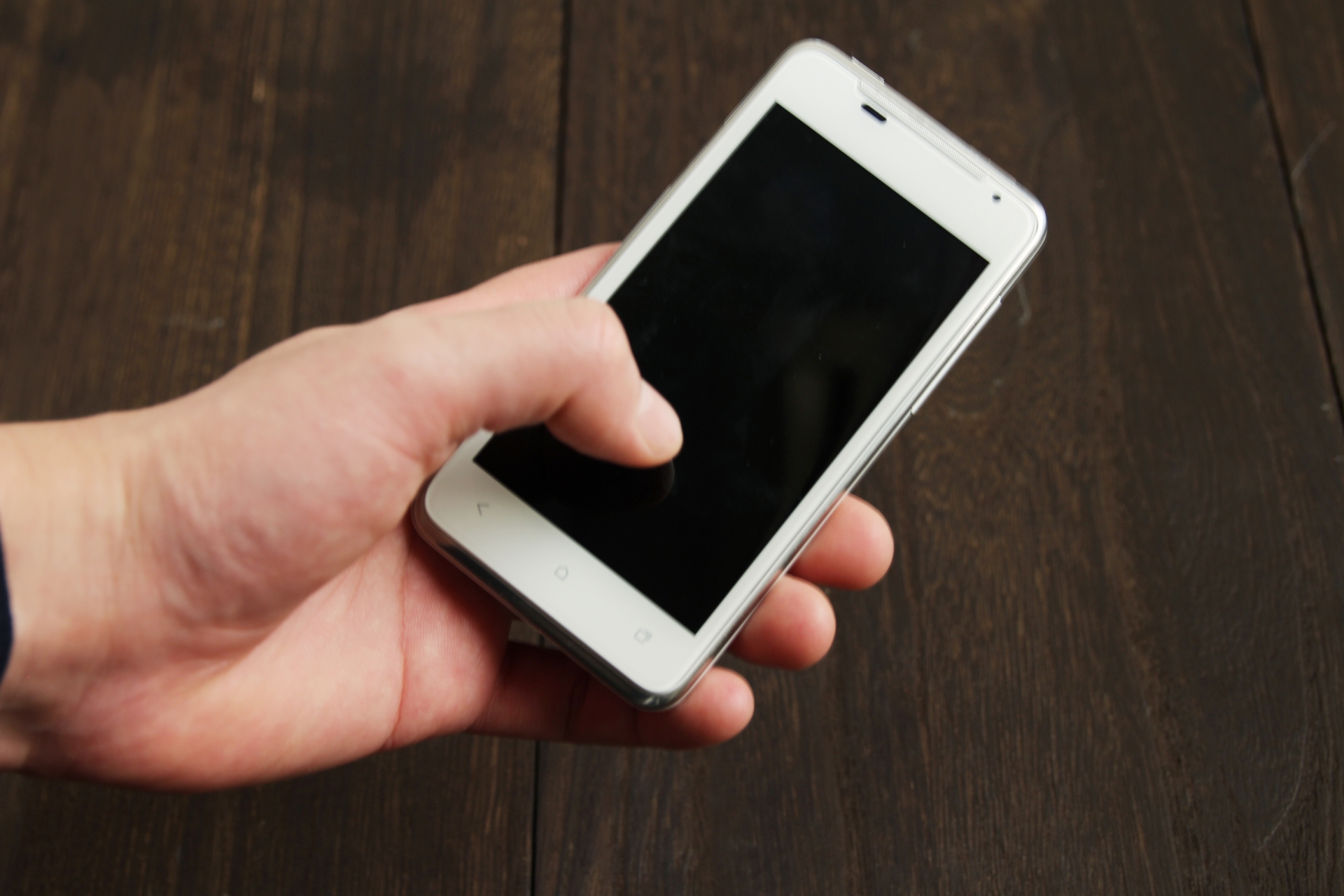 スマホを持つ人の手元