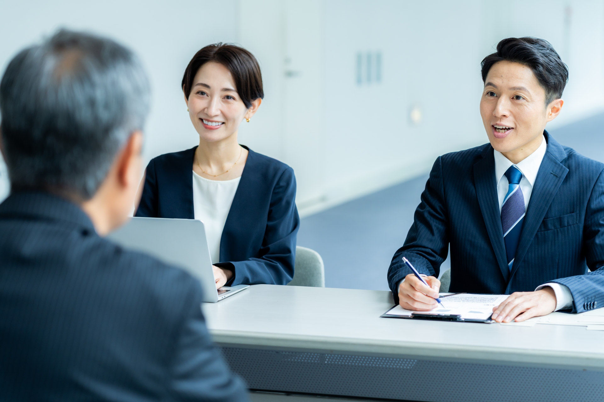 面接を受けるシニア男性