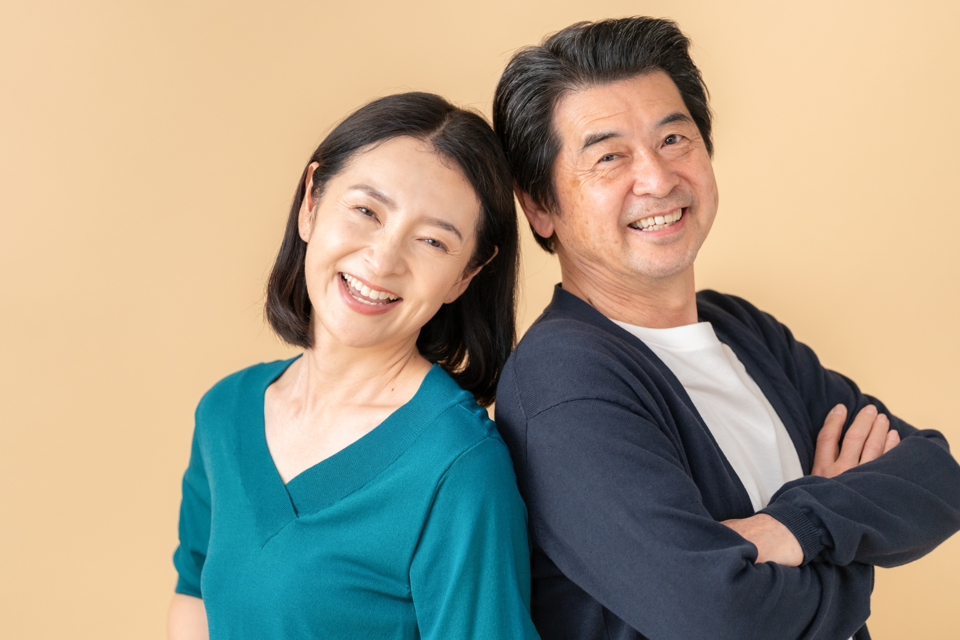 背中を合わせる男女