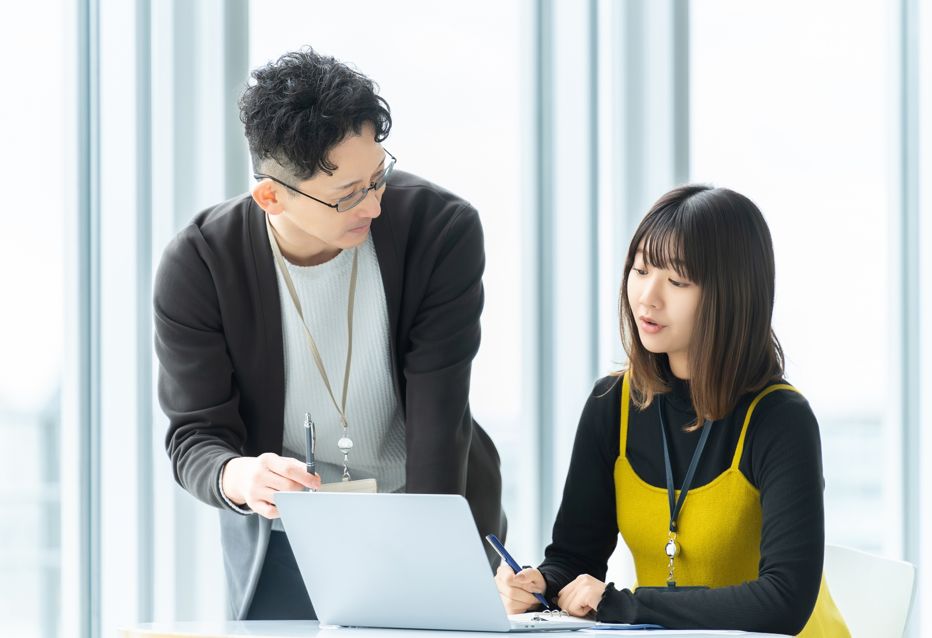 ミーティングをする男女2人のビジネスマン