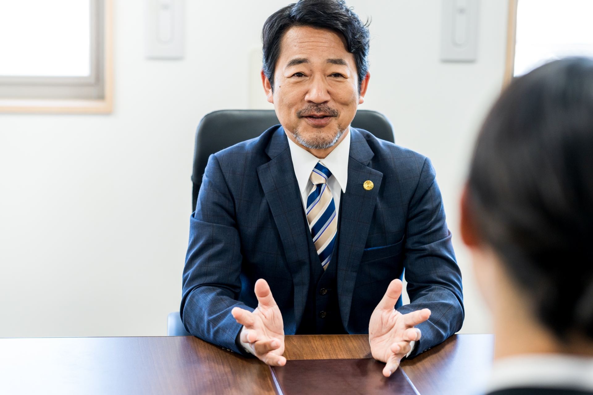相談を受ける弁護士