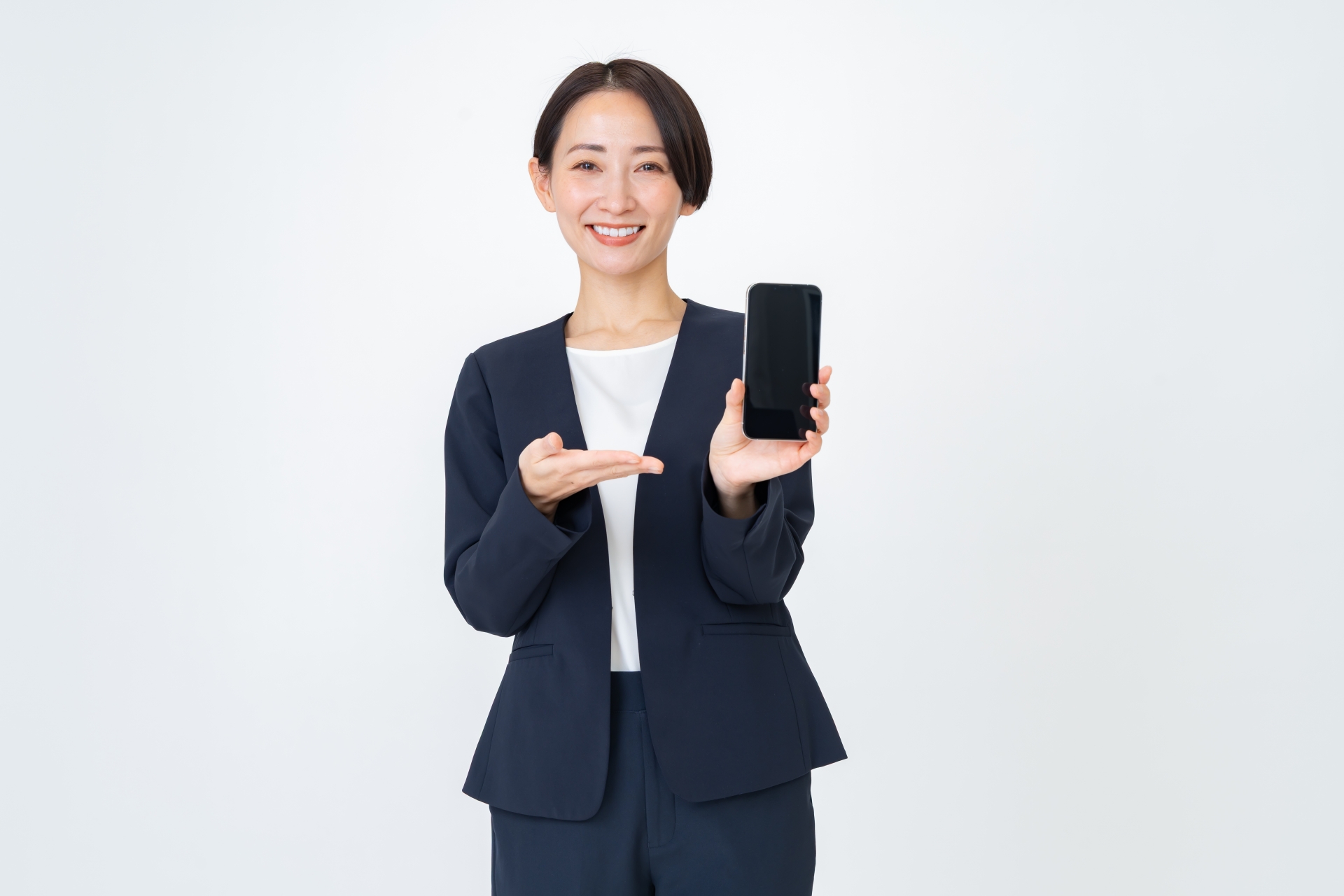 スマホを案内する女性