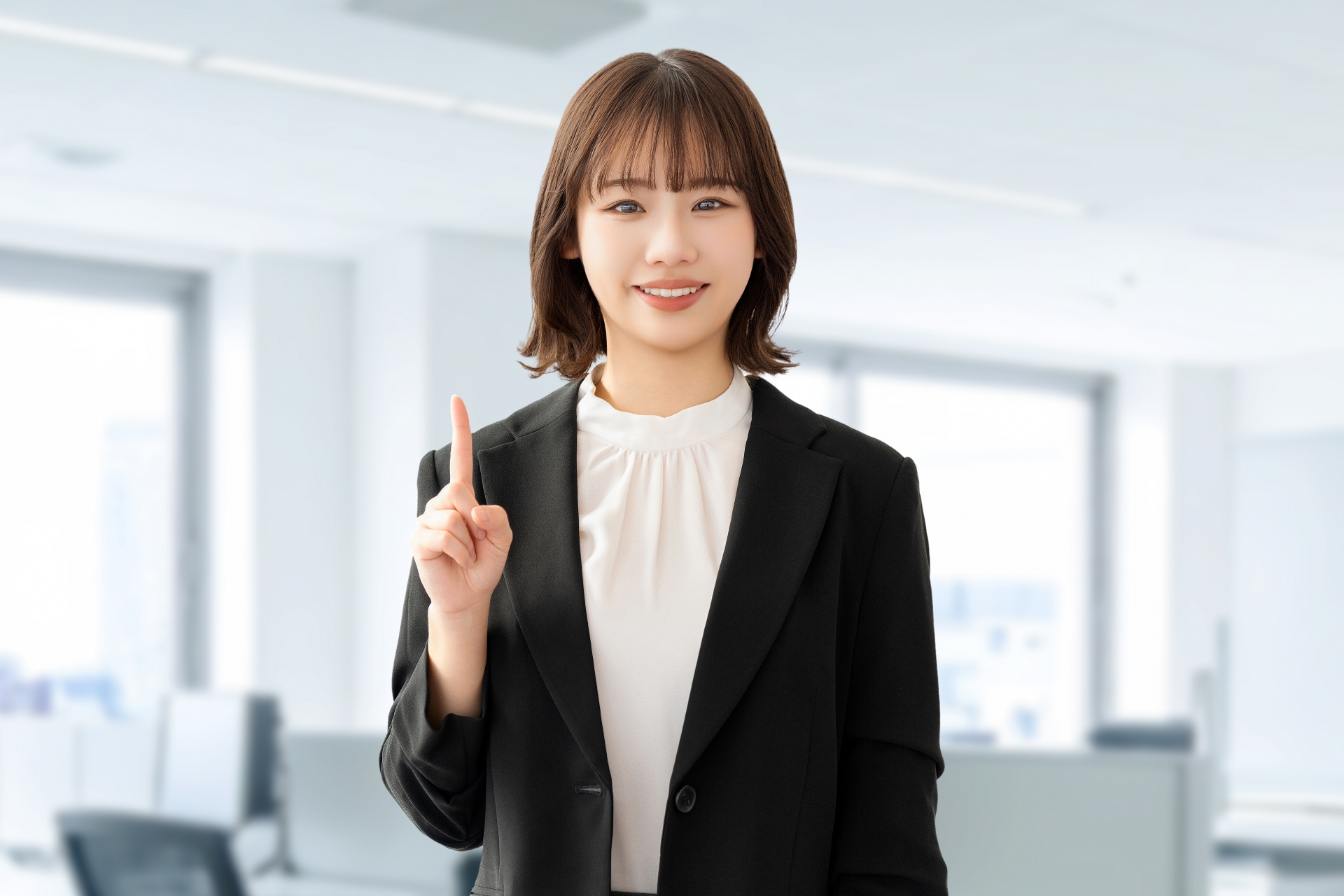 人差し指だけ伸ばす女性