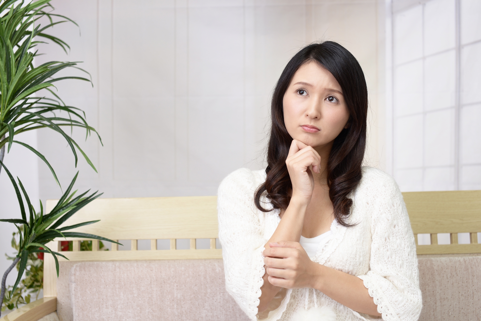 考え事をする女性