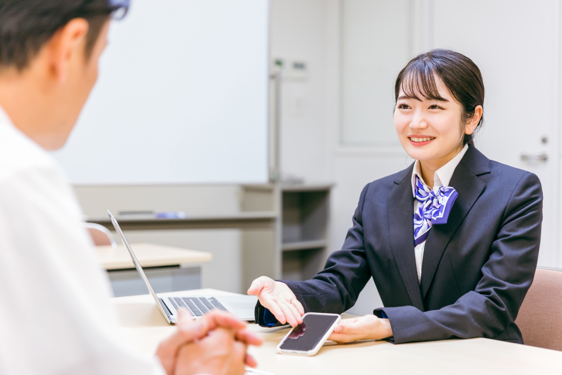 案内する女性