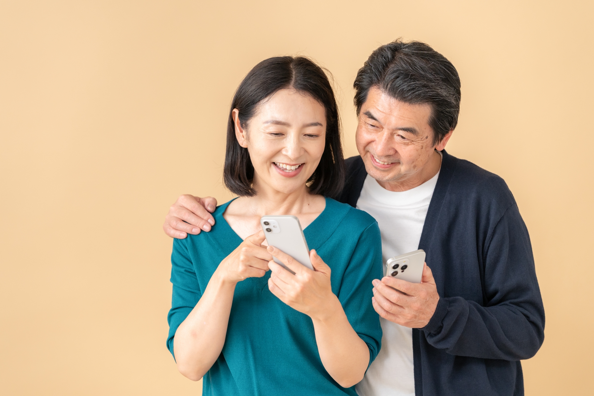 2人でスマホを見る