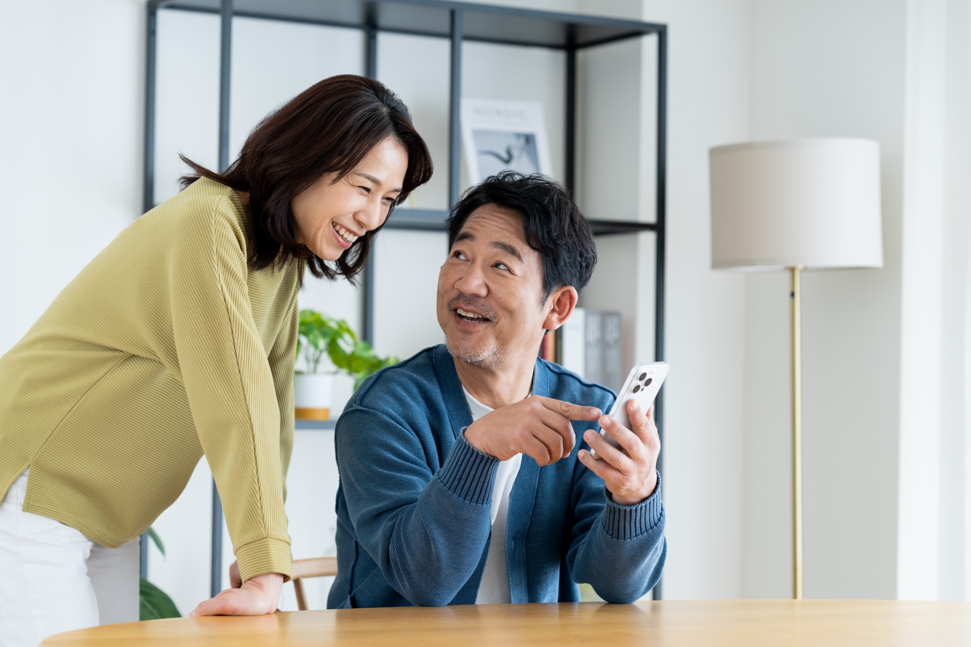 スマホを見ている中年夫婦
