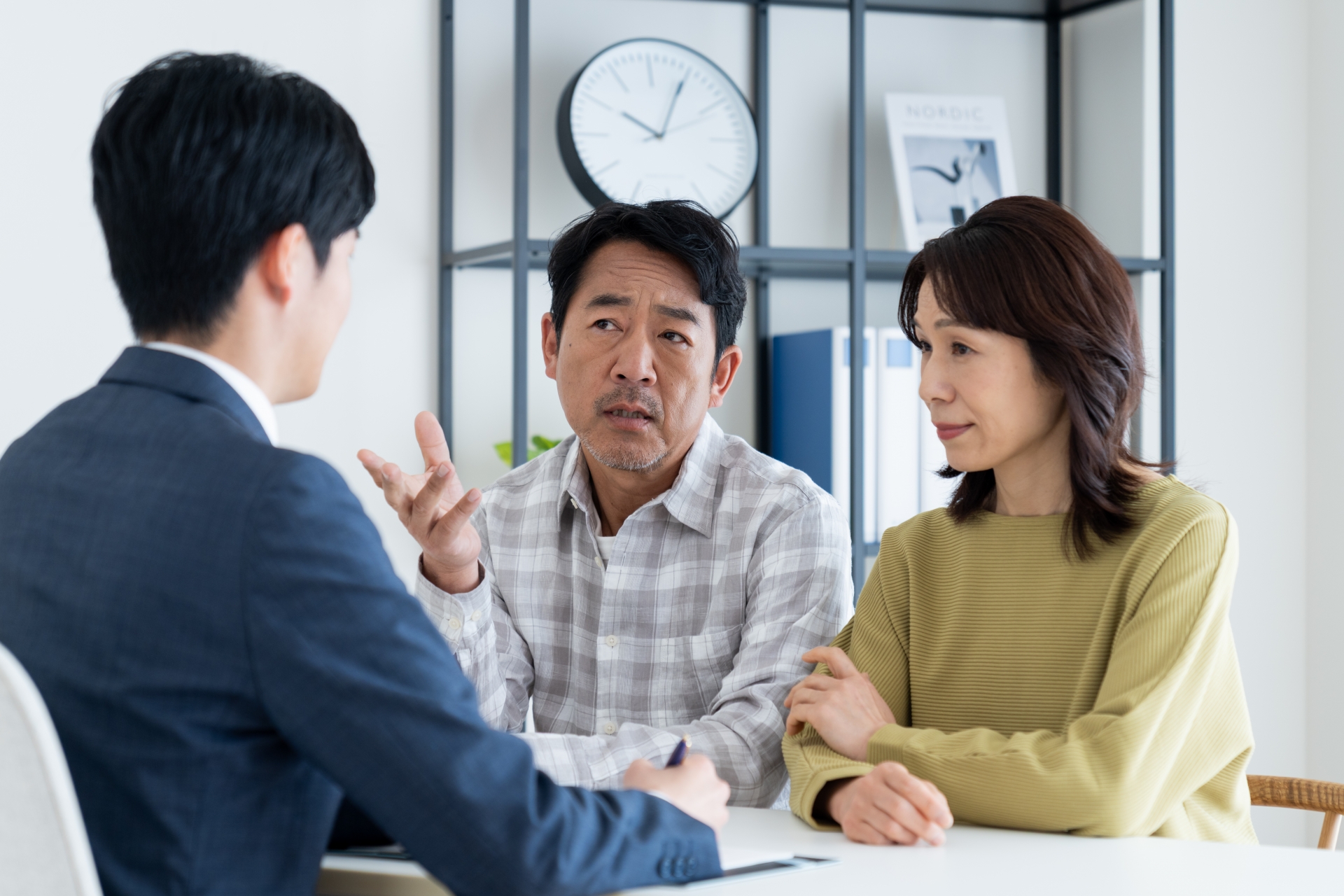 相談する夫婦