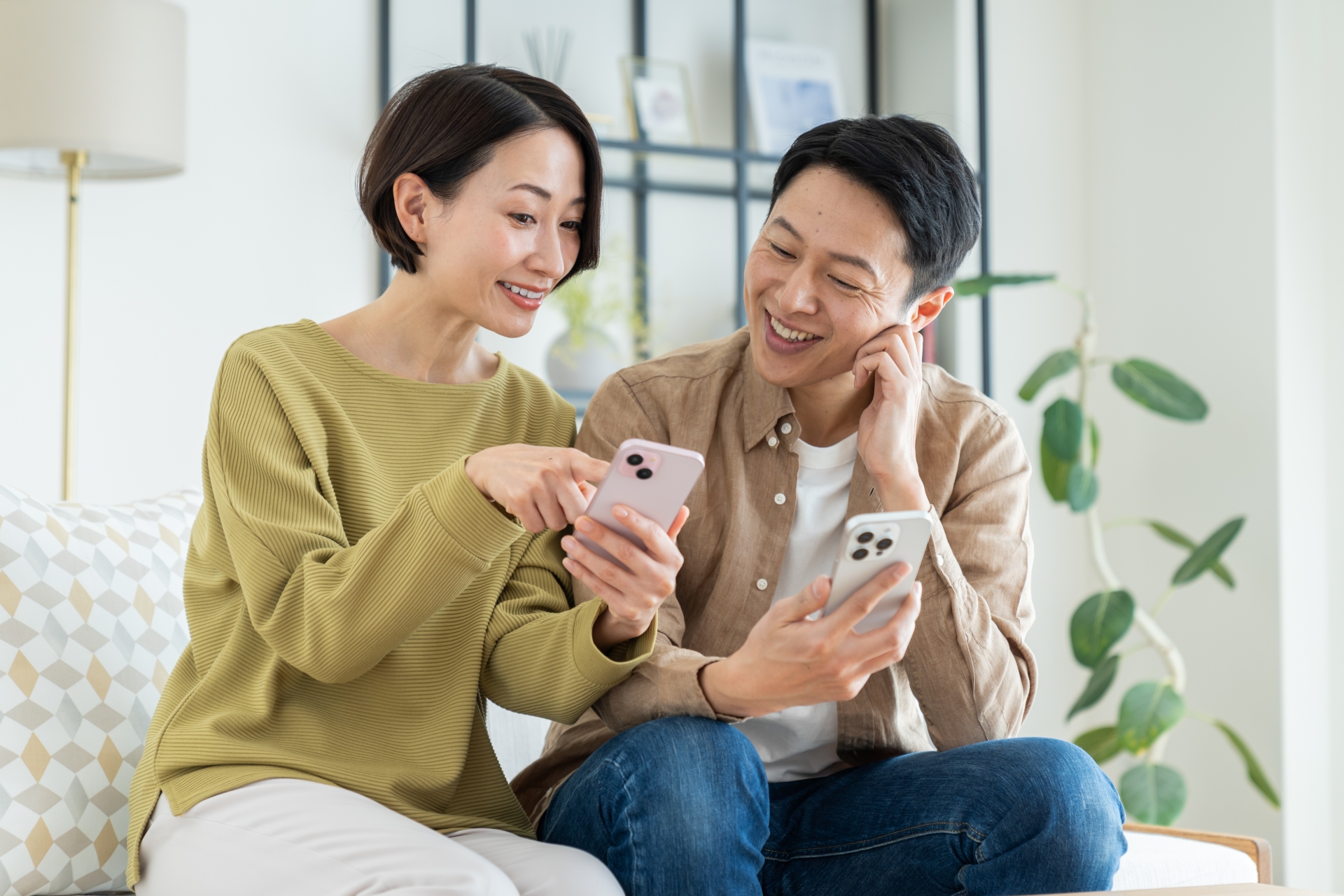 スマホを見る男女