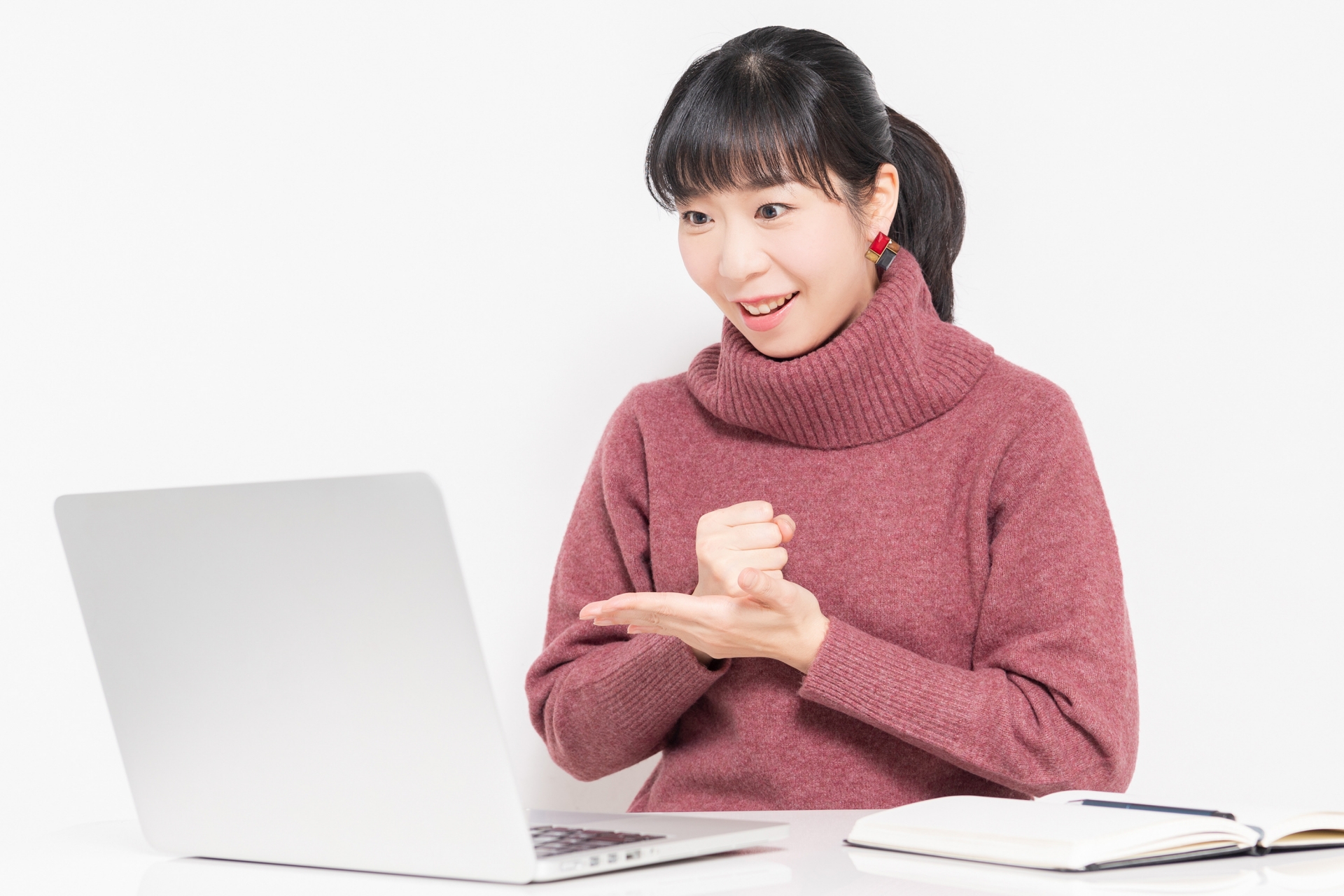 パソコンを見る女性
