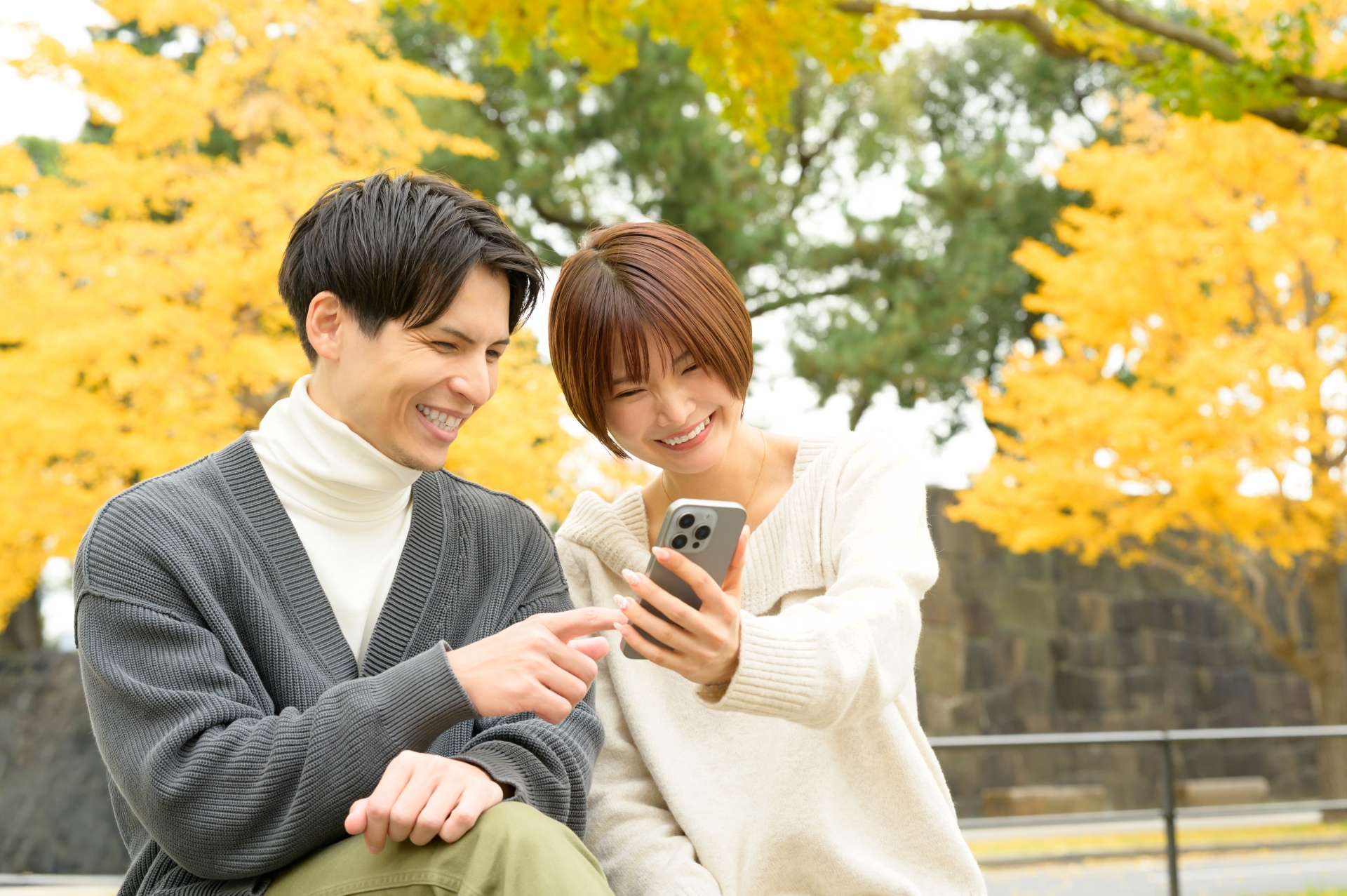 スマホを見る男女