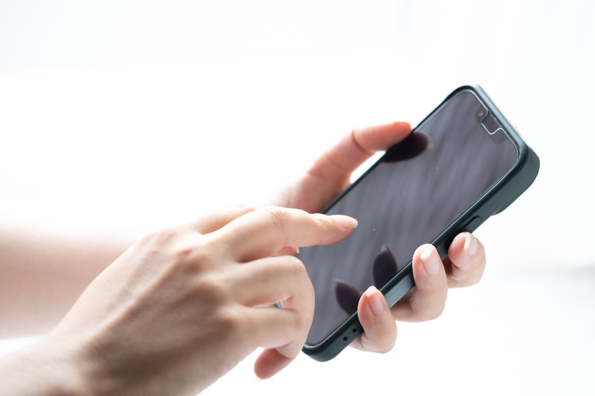 スマホを操作する手元