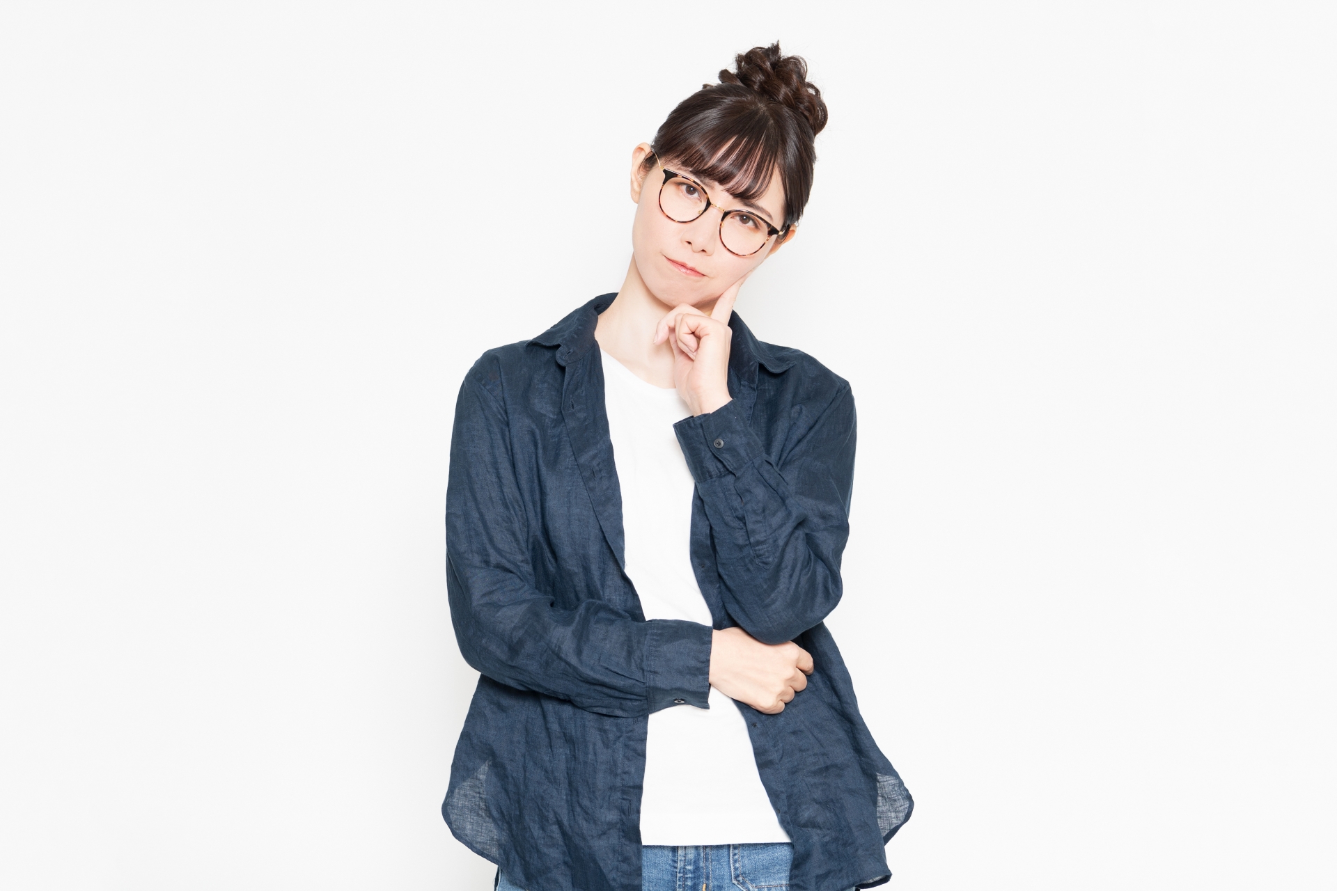 考える女性