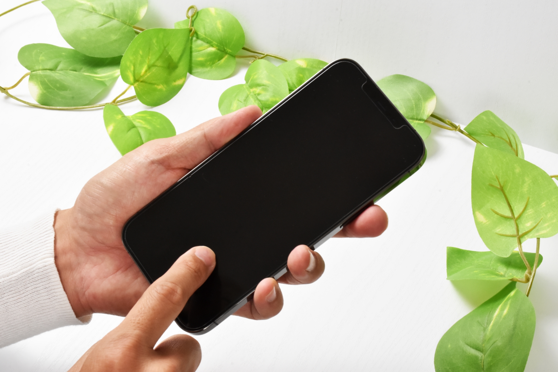 スマホを操作する手元
