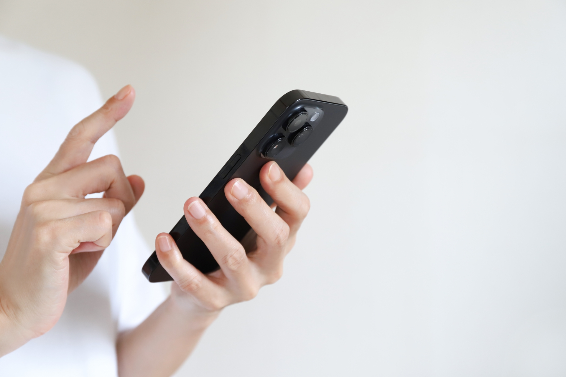 スマホを操作する手元