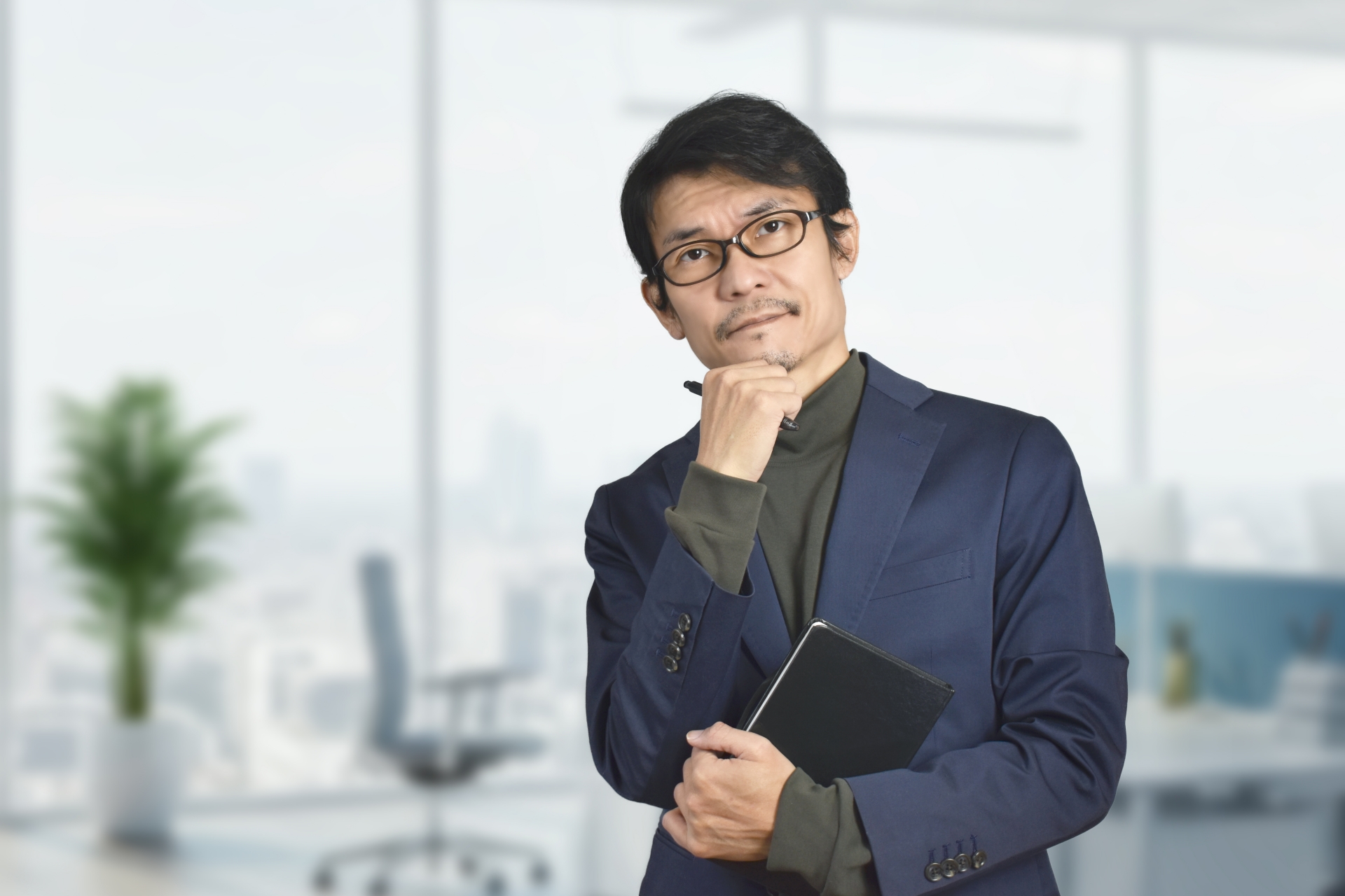 メガネをかけた考える男性