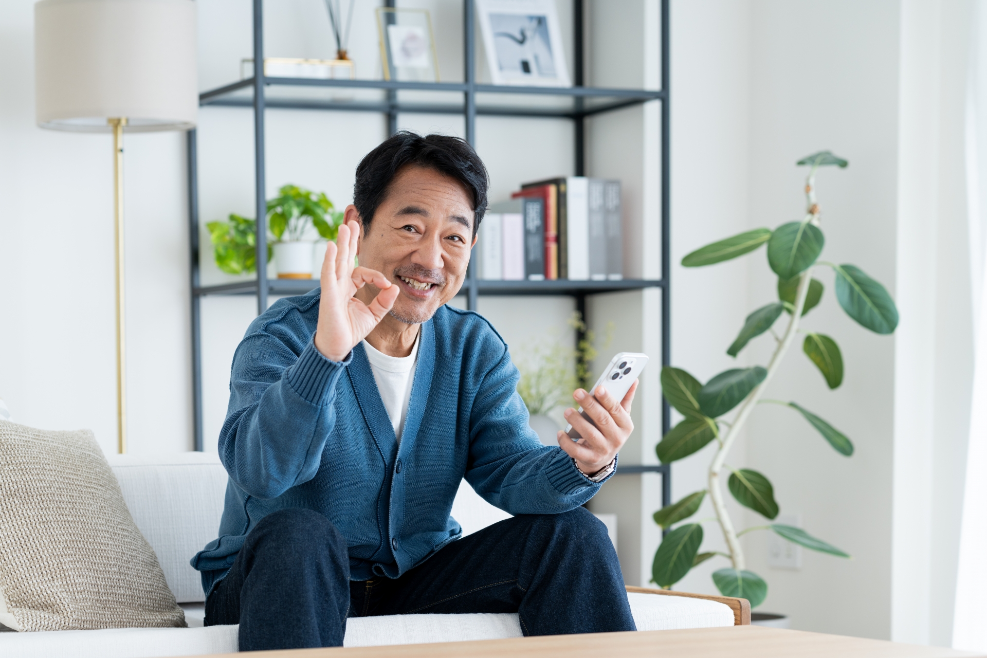 OKサインを出す男性