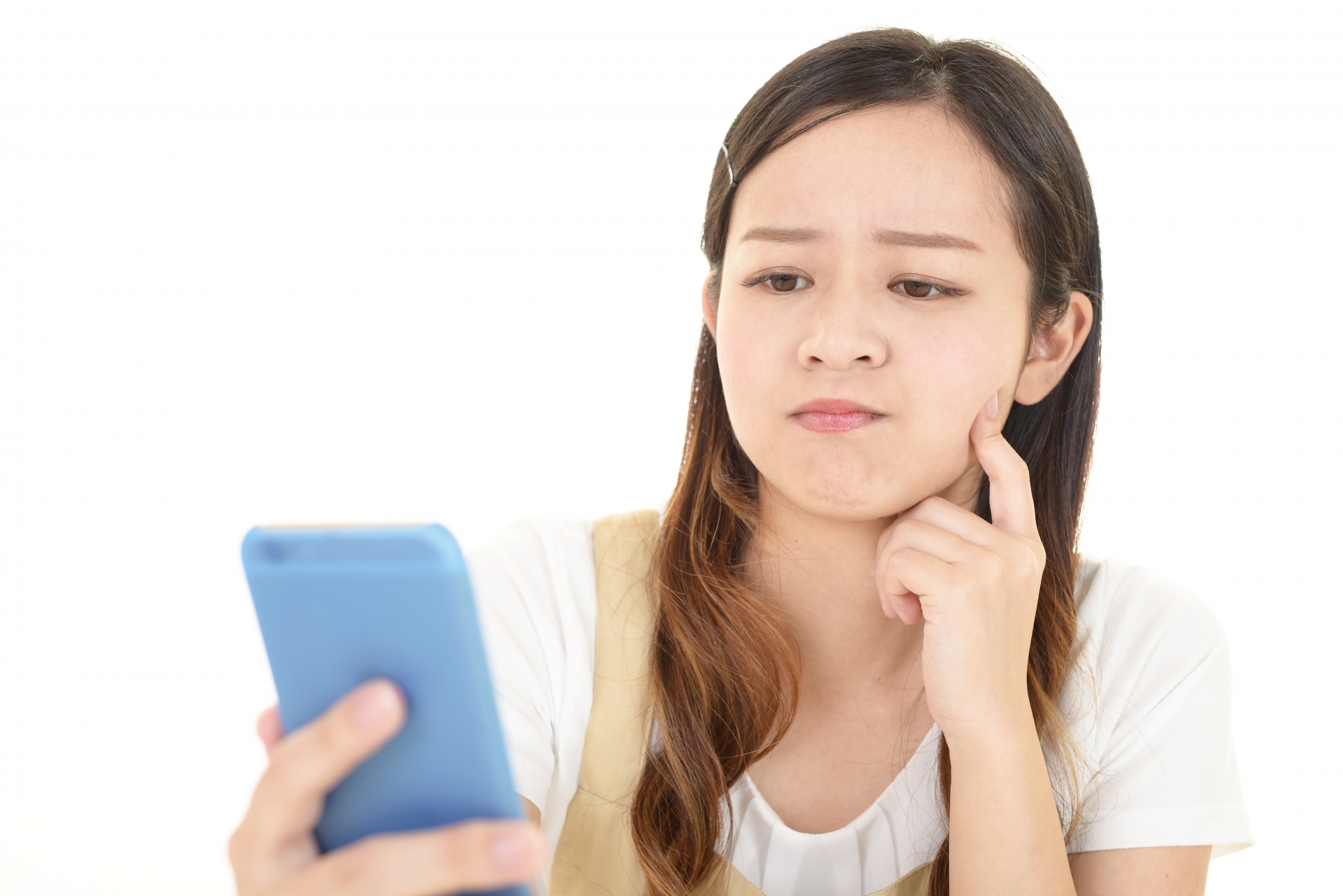 スマートフォンを持つエプロン姿の女性
