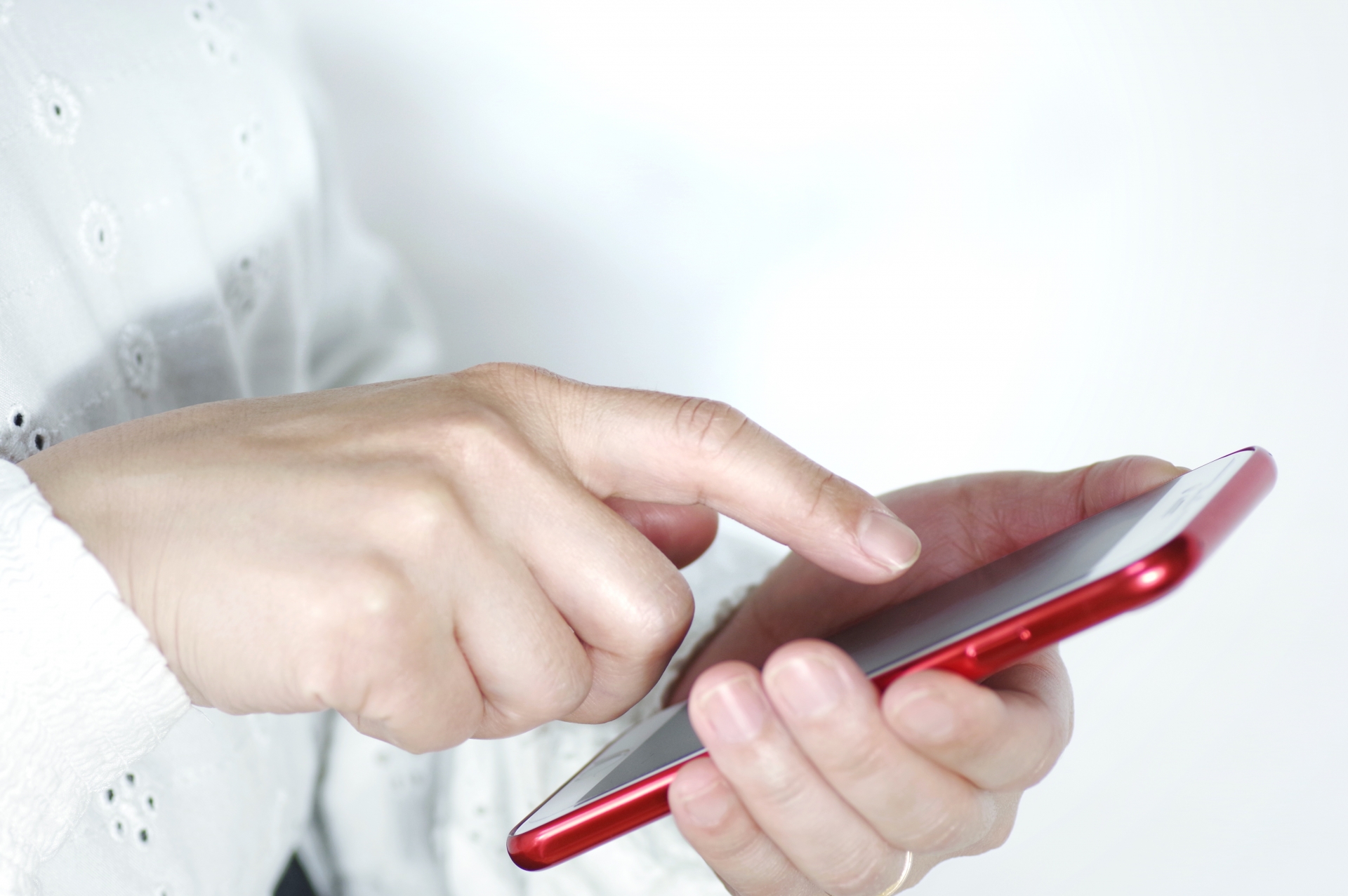 スマホを操作する手元