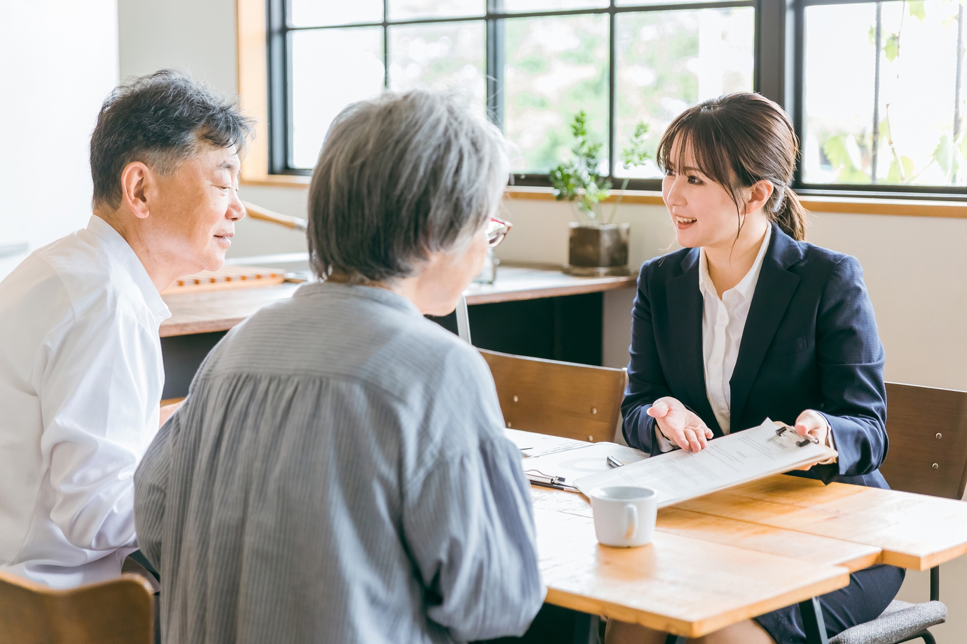 相談する老夫婦