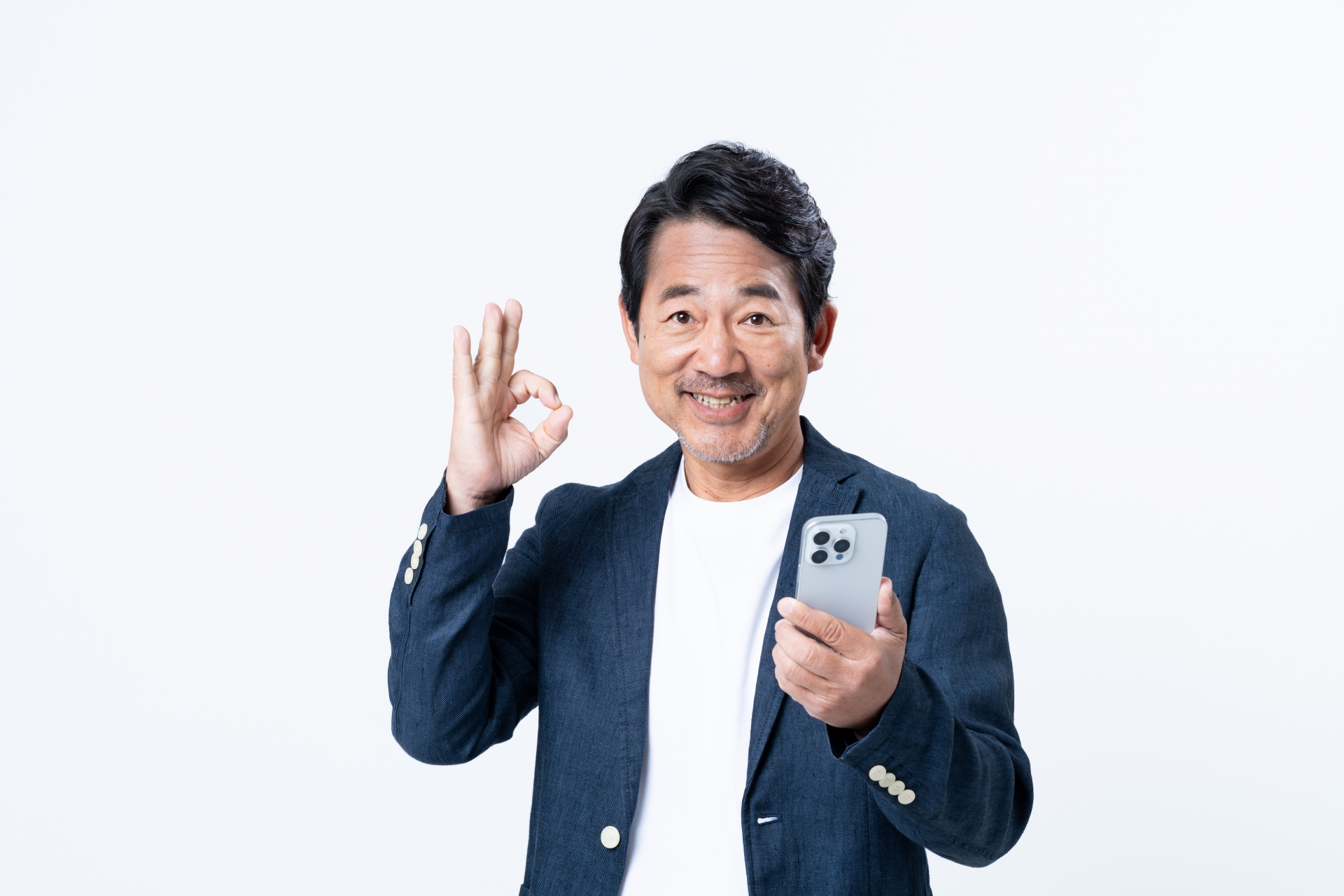 スマホを持つOKサインをする男性