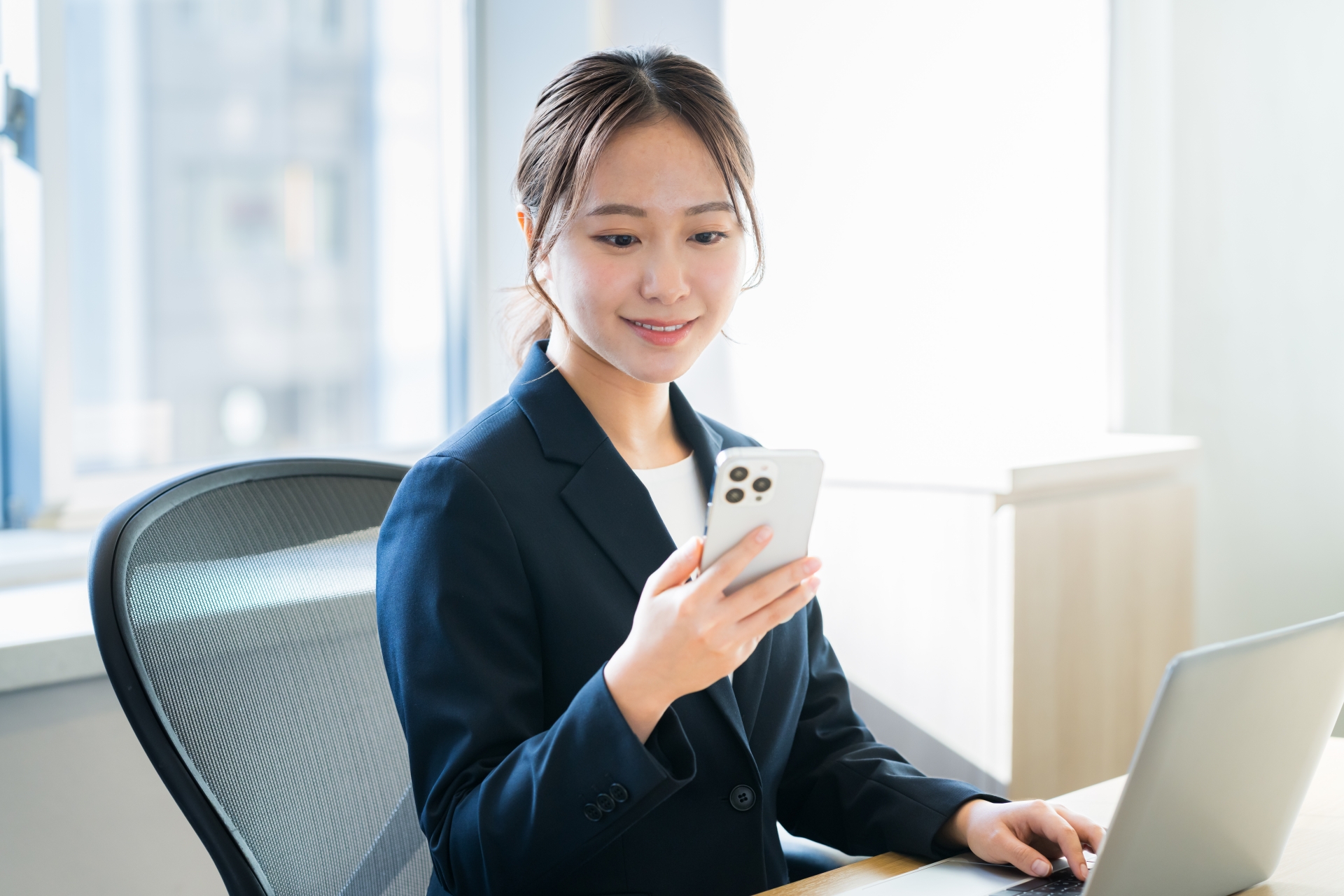スマホを見る女性