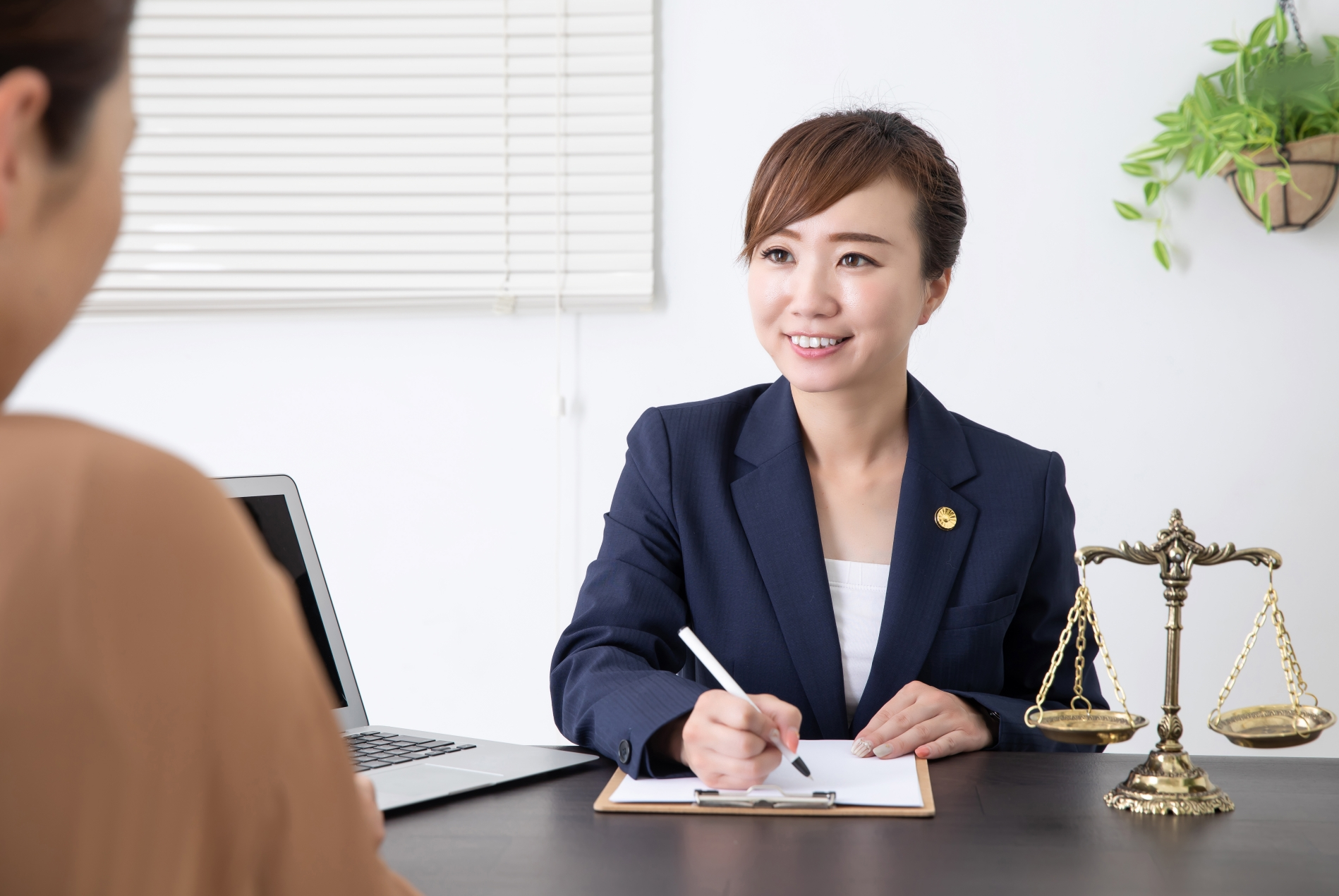 弁護士に相談する男性