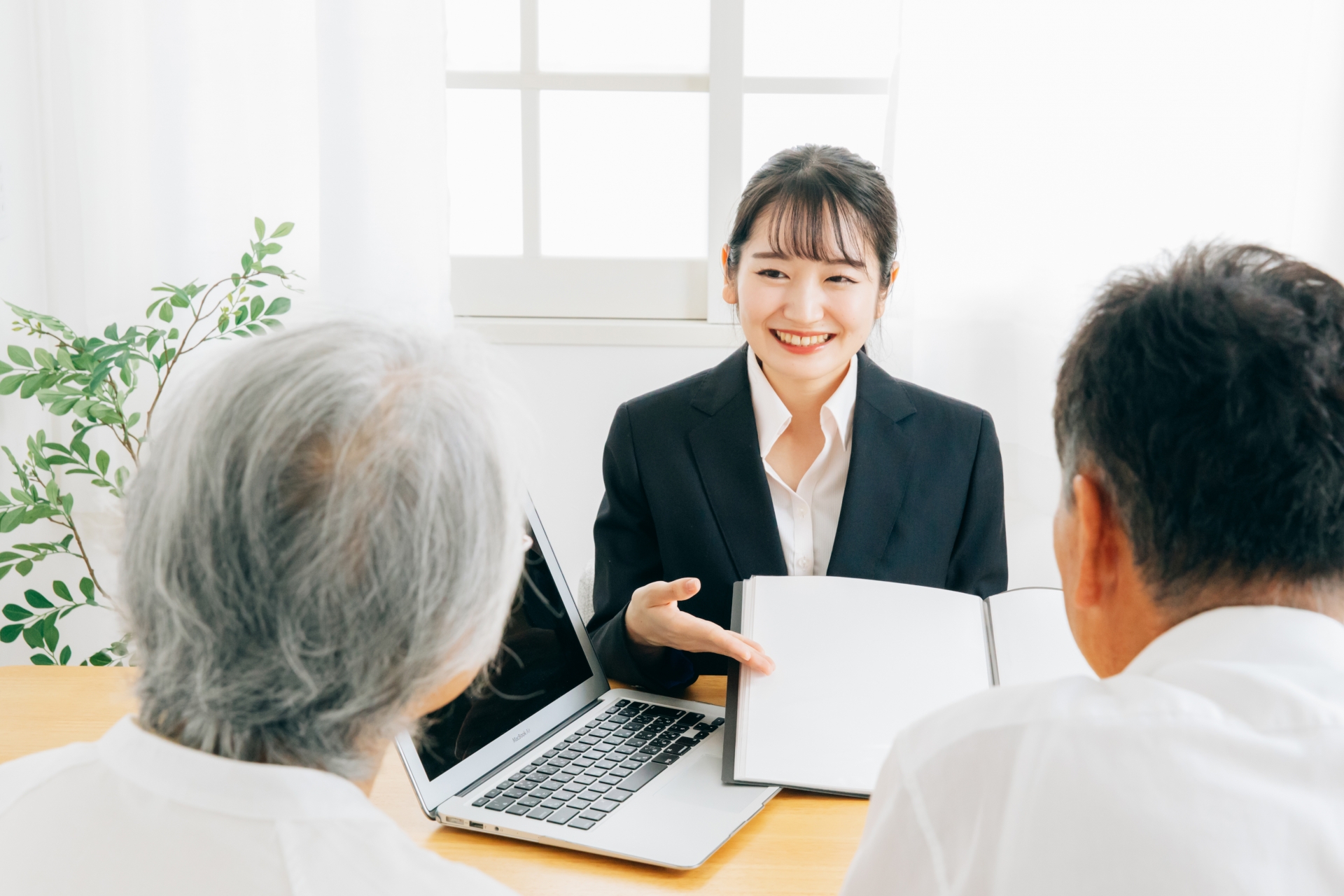 高齢者夫婦に説明する女性