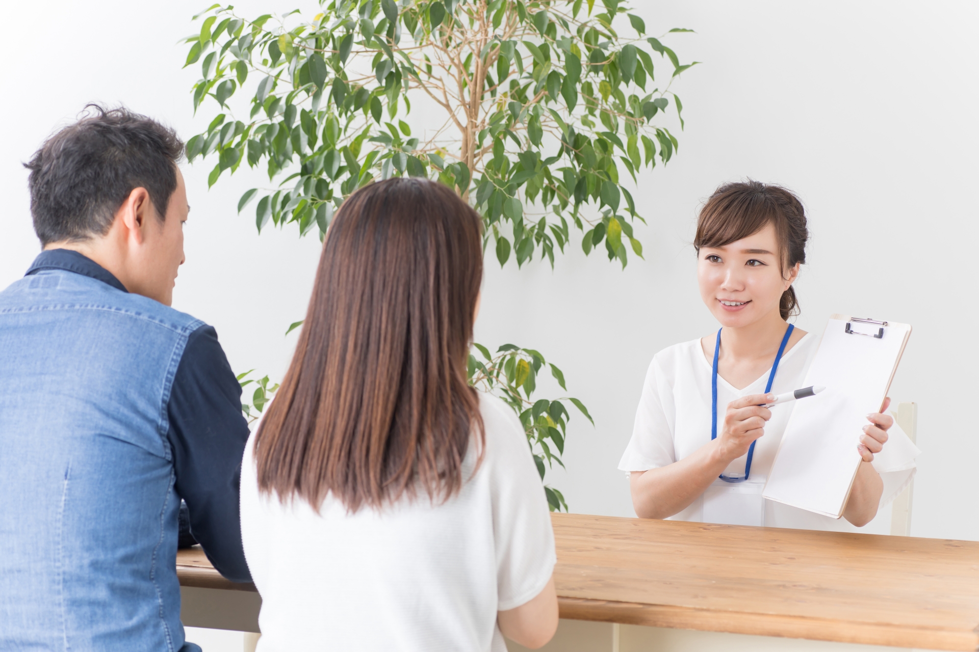 説明を聞いている