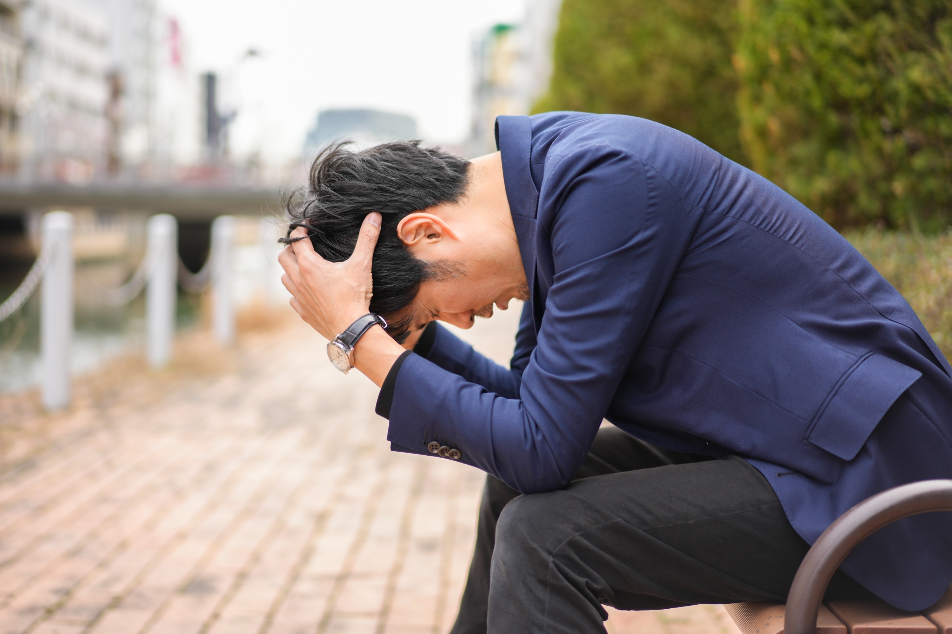 頭を抱える