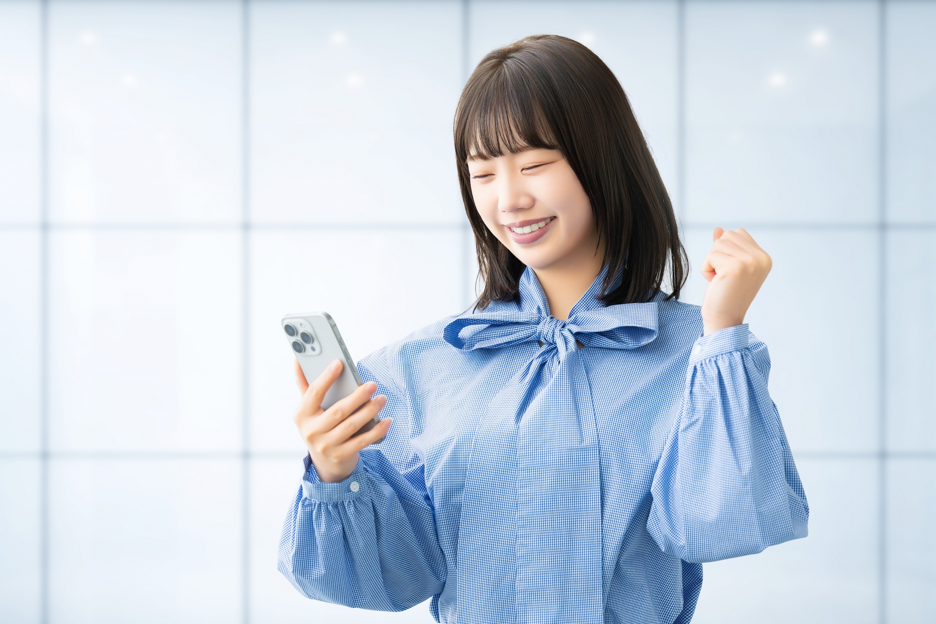 ガッツポーズをする女性