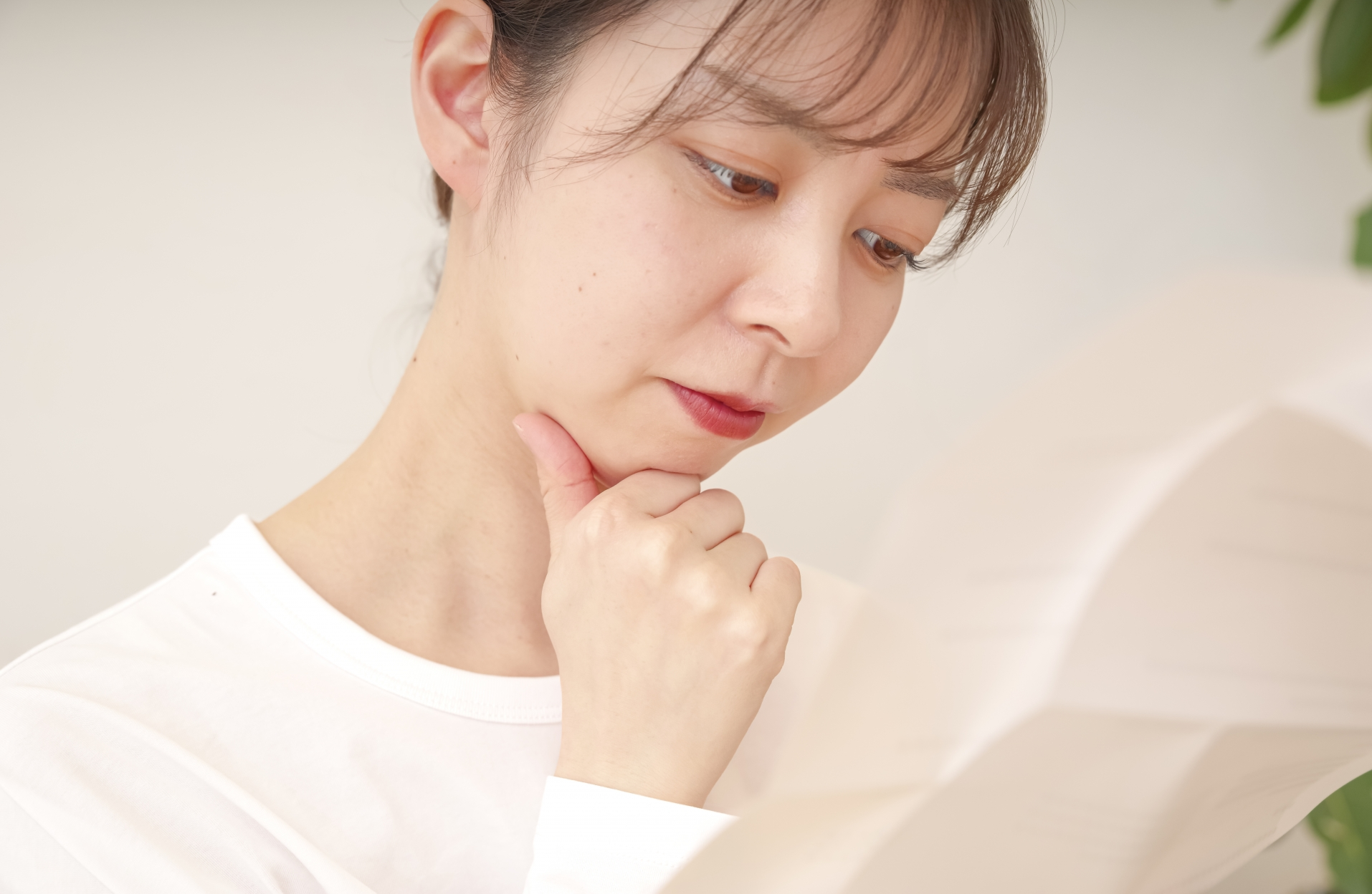 悩む女性