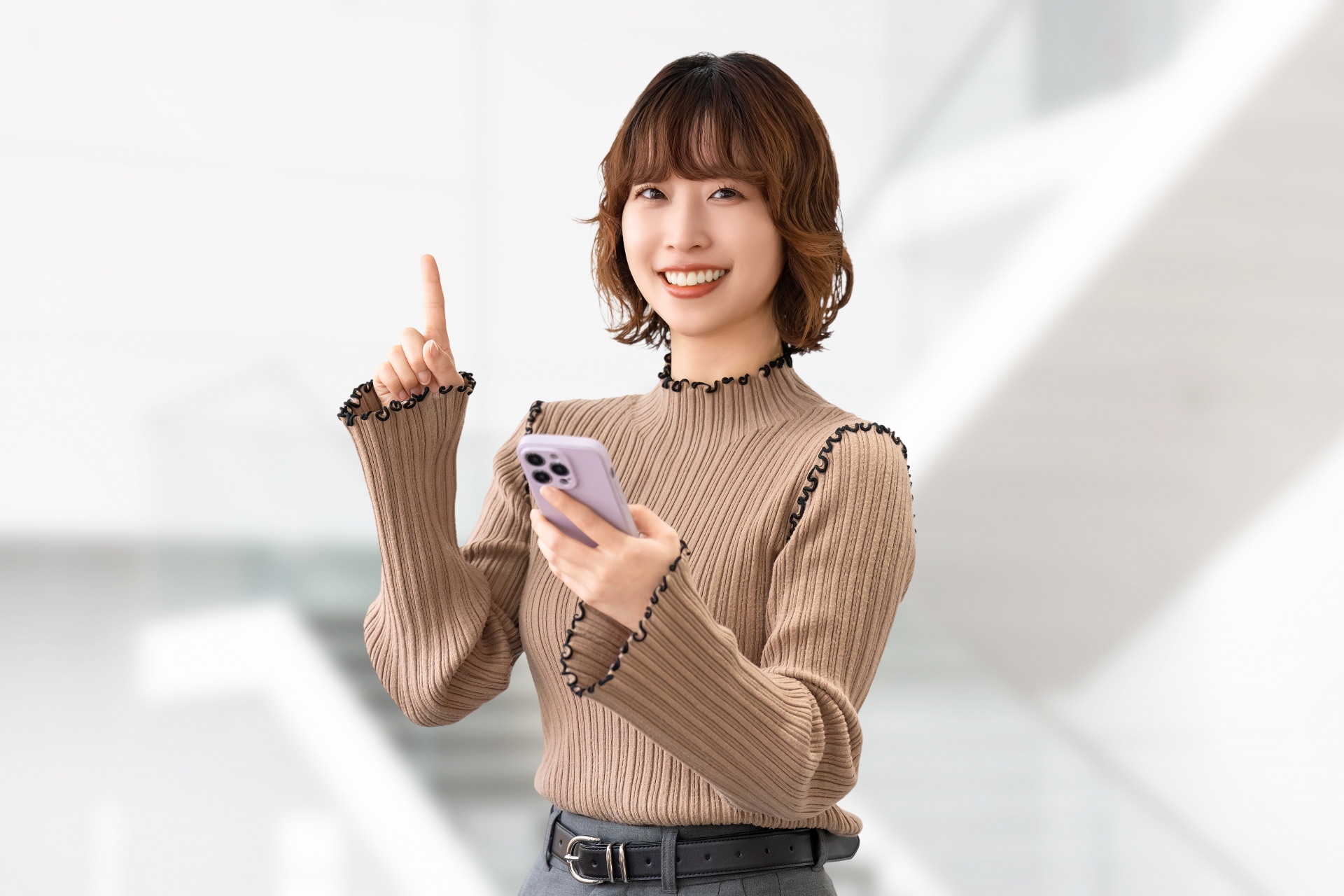 人差し指を立てている女性